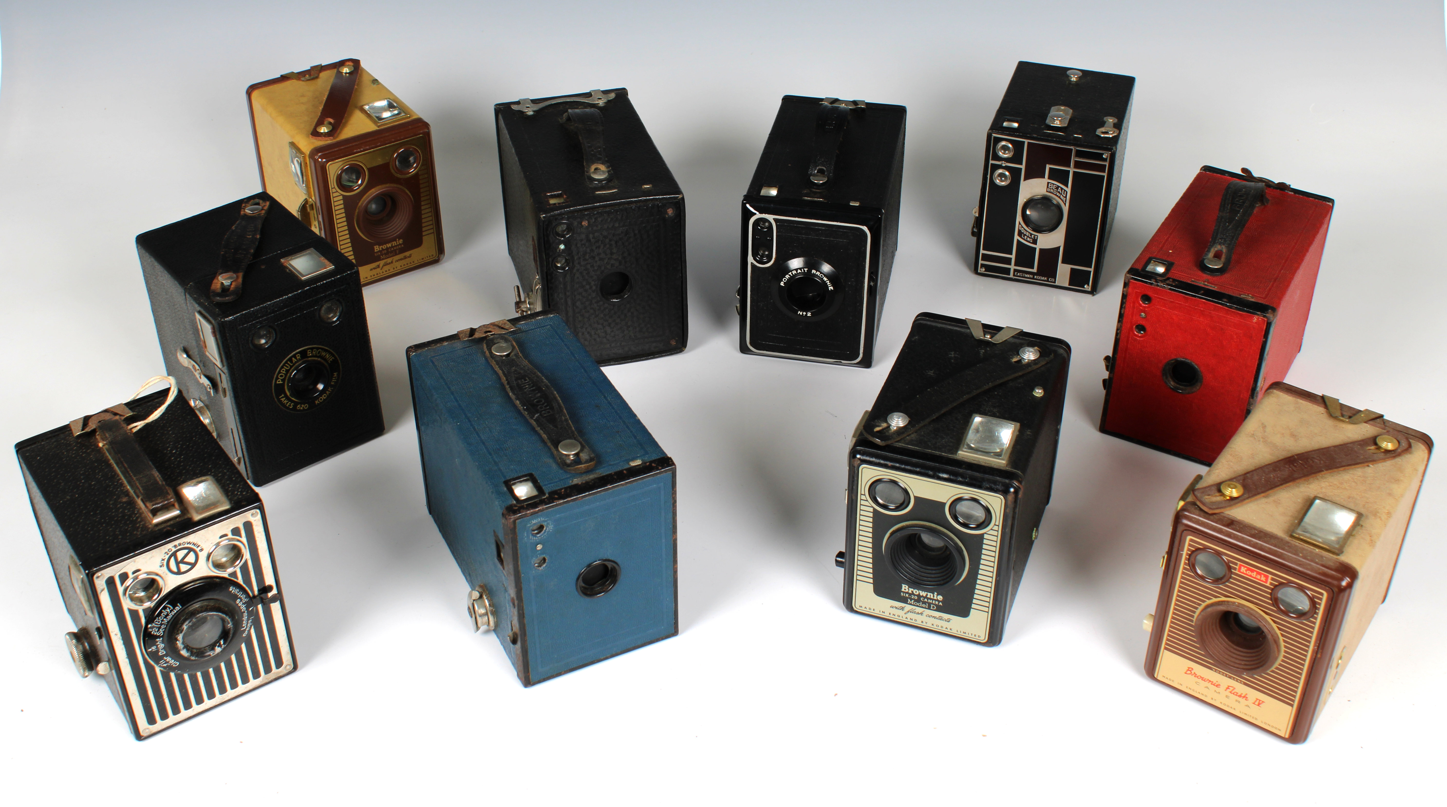 Photography - An assorted collection of (Kodak) Brownie box cameras