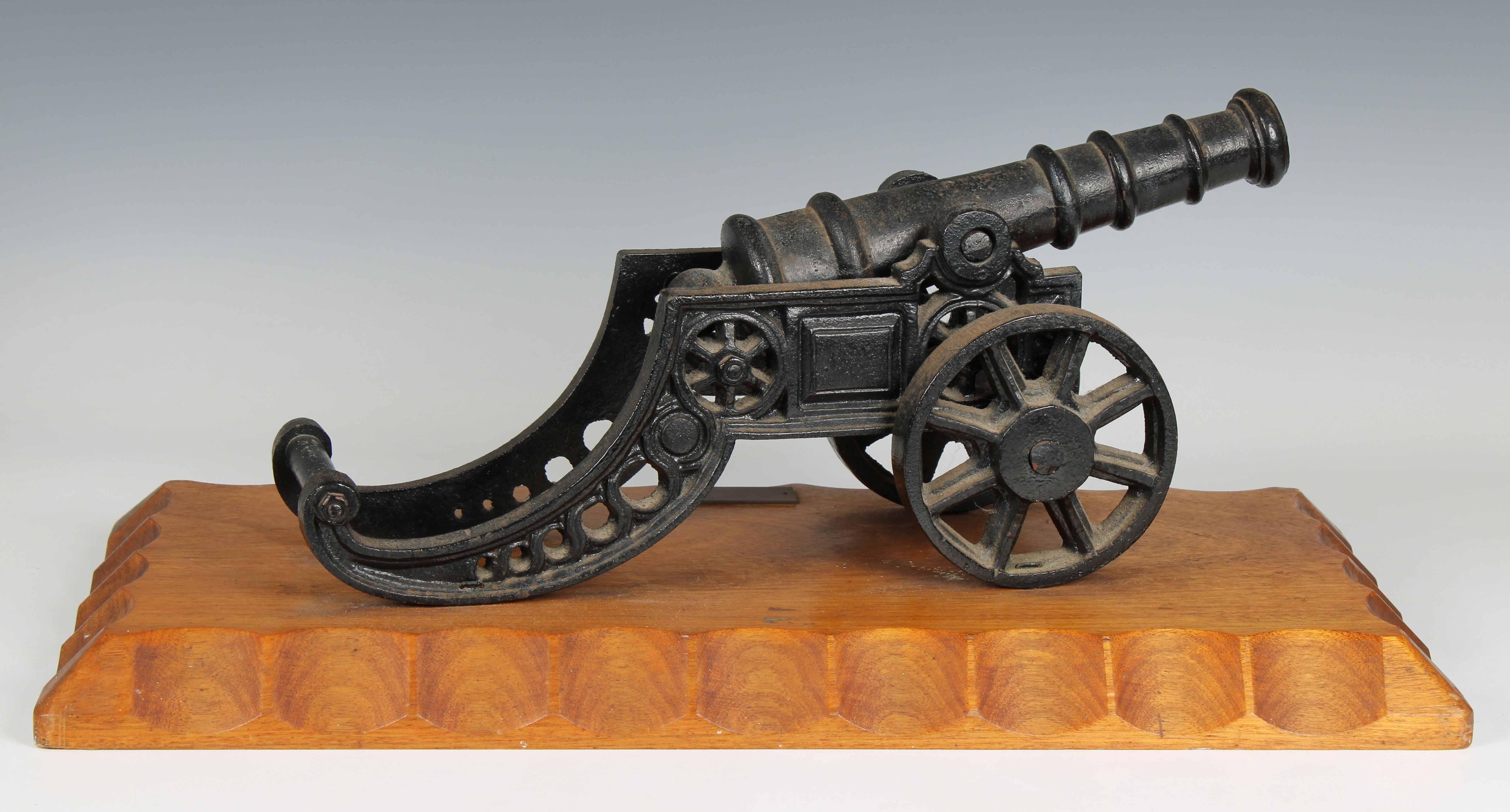 A model cannon with an iron barrel and iron two wheeled gun carriage - Bild 3 aus 3