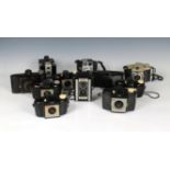 Photography - An assorted collection of various vintage Kodak / Brownie cameras, etc