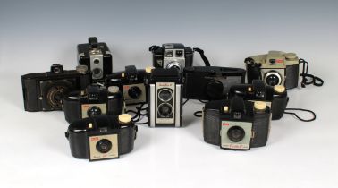 Photography - An assorted collection of various vintage Kodak / Brownie cameras, etc