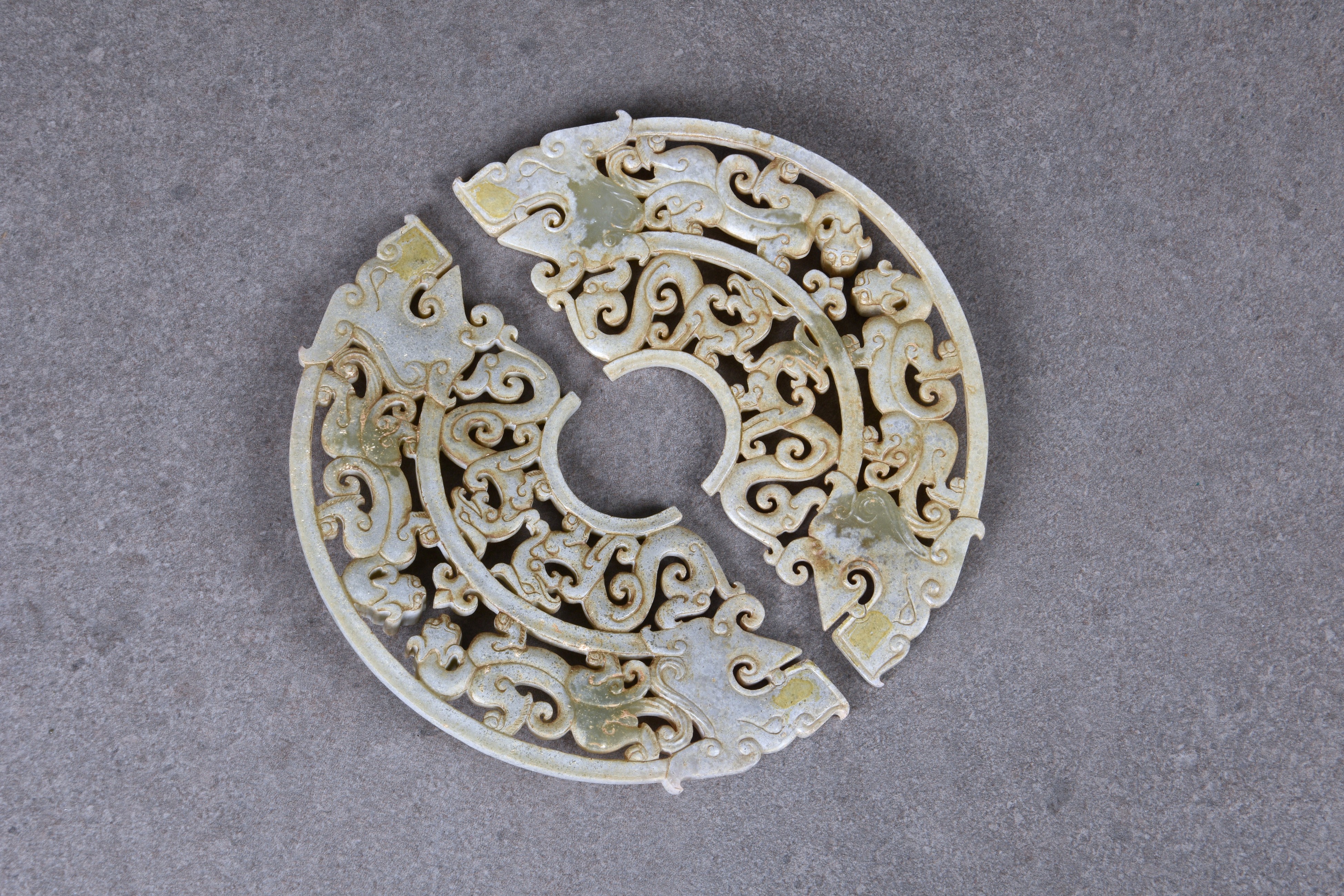 A pair of Chinese celadon jade dragon disc pendants - Bild 2 aus 2