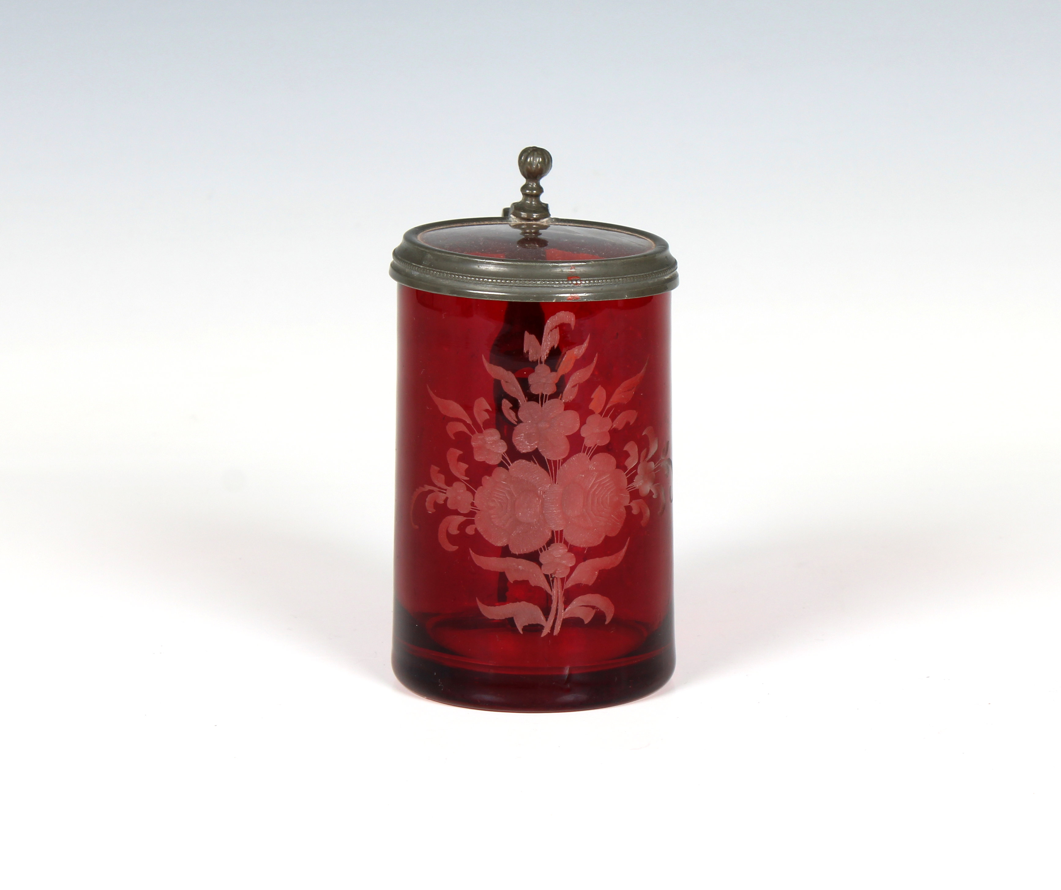 An early 20th Century ruby glass tankard - Image 2 of 2