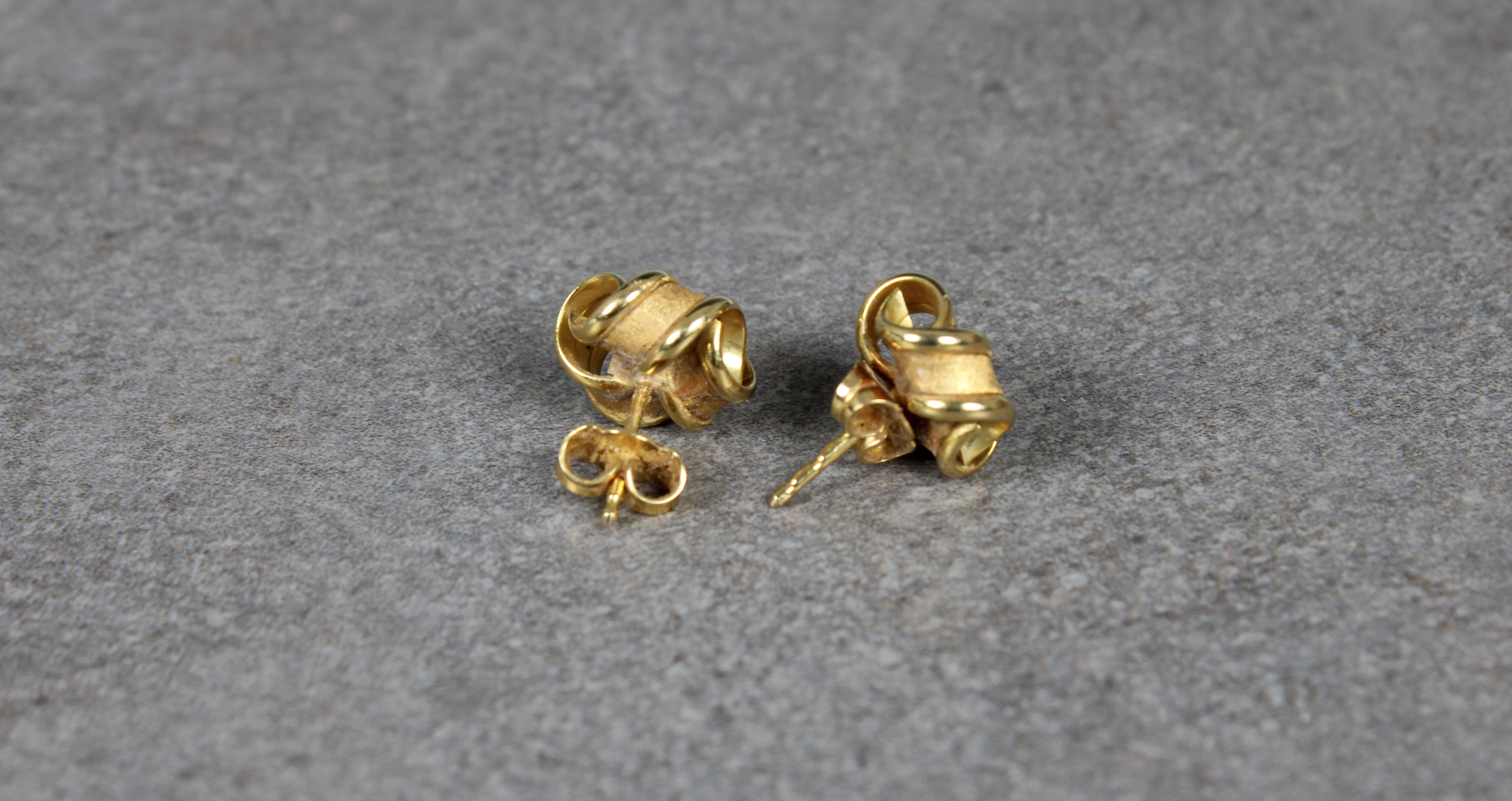 A pair of 18ct yellow gold knot ear studs - Image 2 of 2