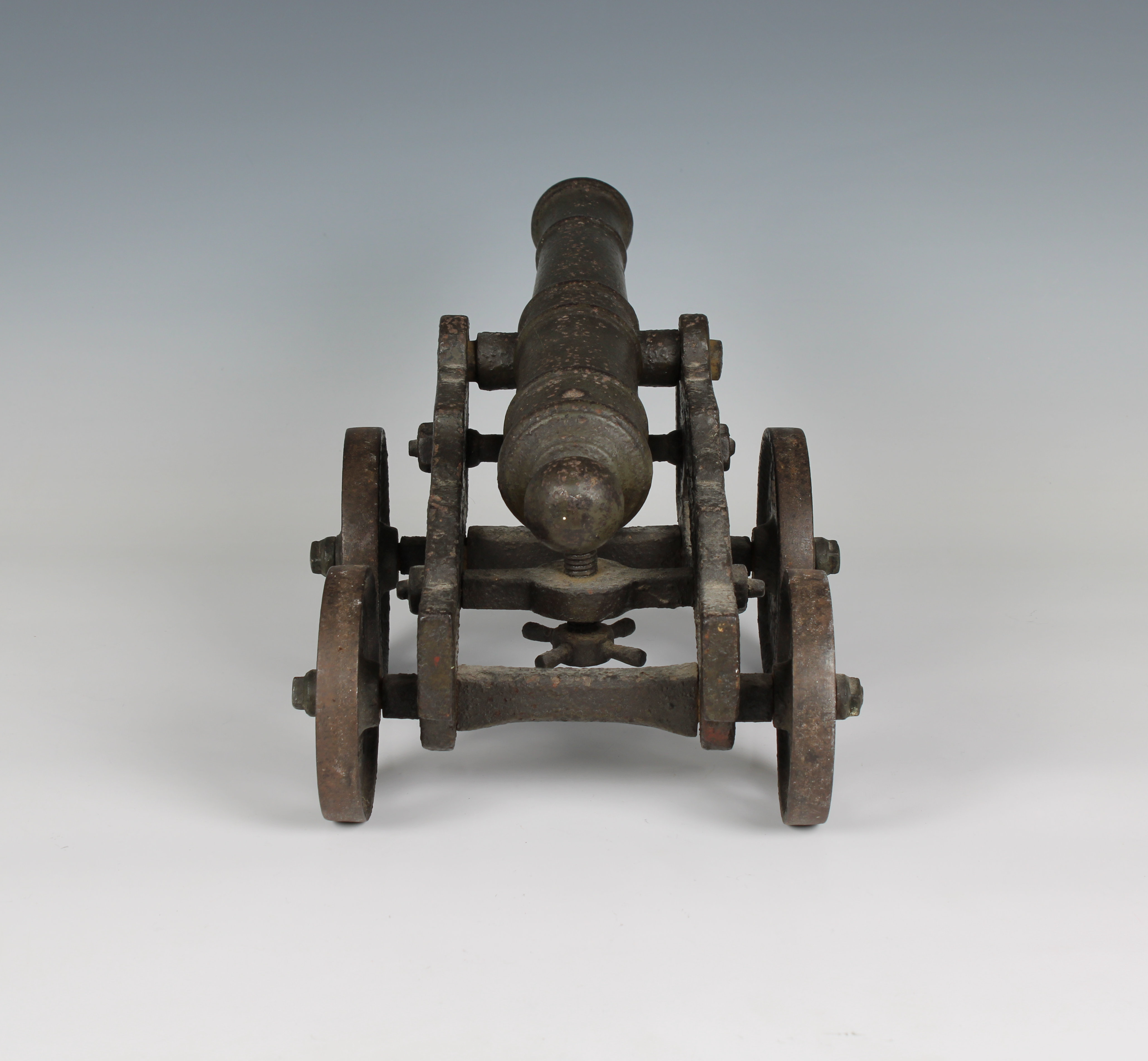 A model cannon with an iron barrel and iron four wheeled gun carriage - Bild 2 aus 3