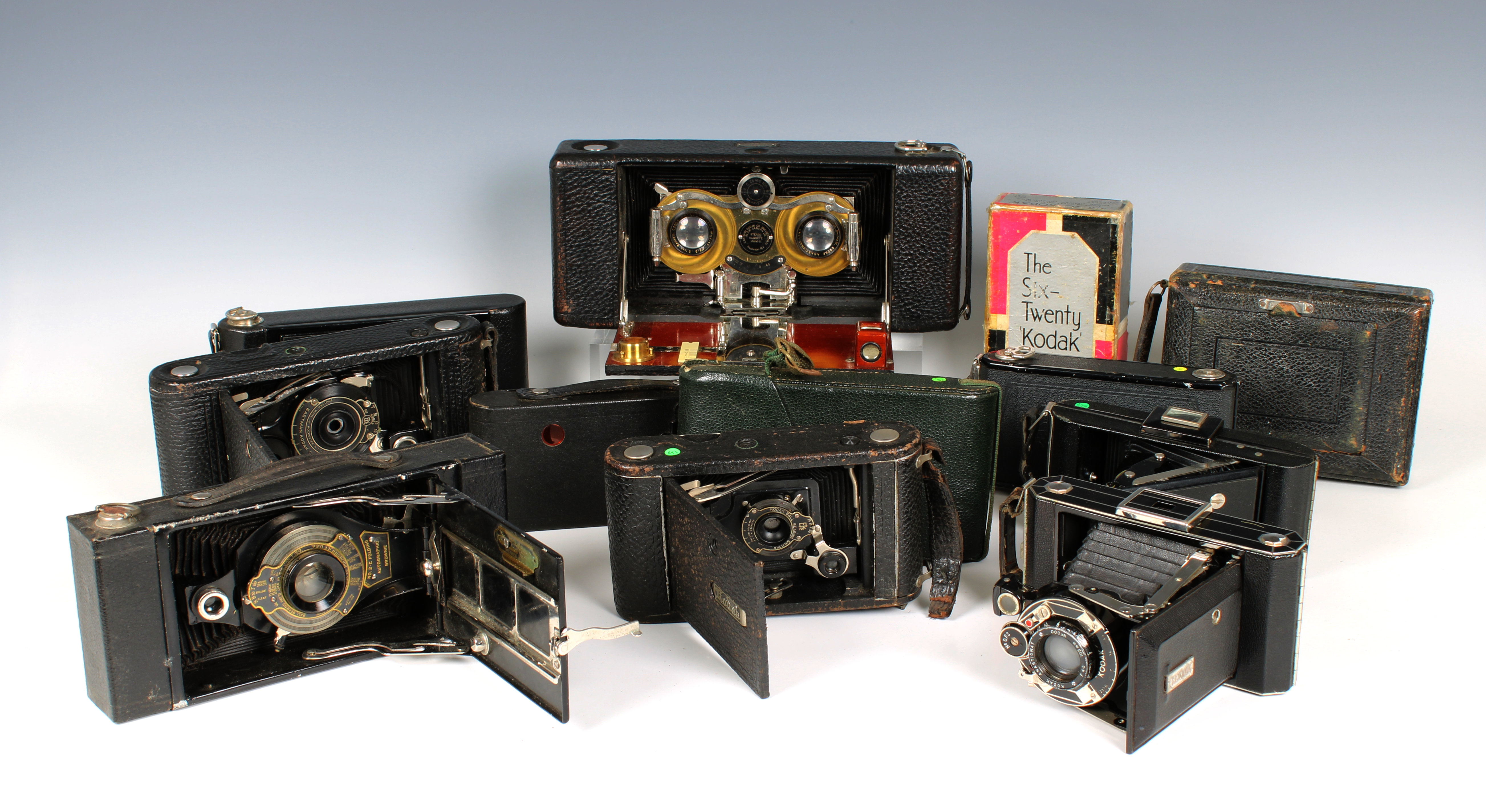 Photography - An assorted collection of various vintage cameras