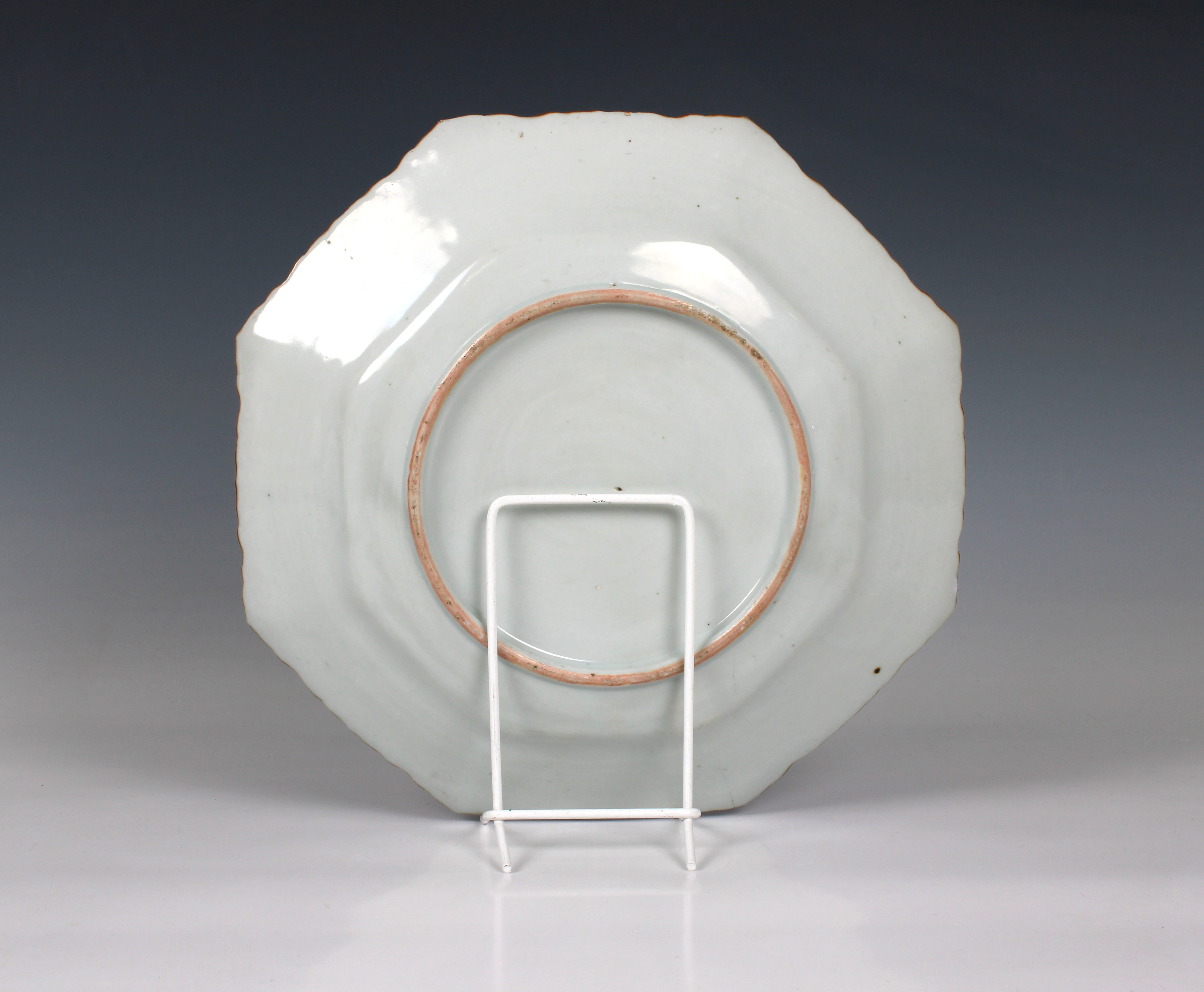 A Chinese porcelain octagonal famille rose dish - Bild 2 aus 2
