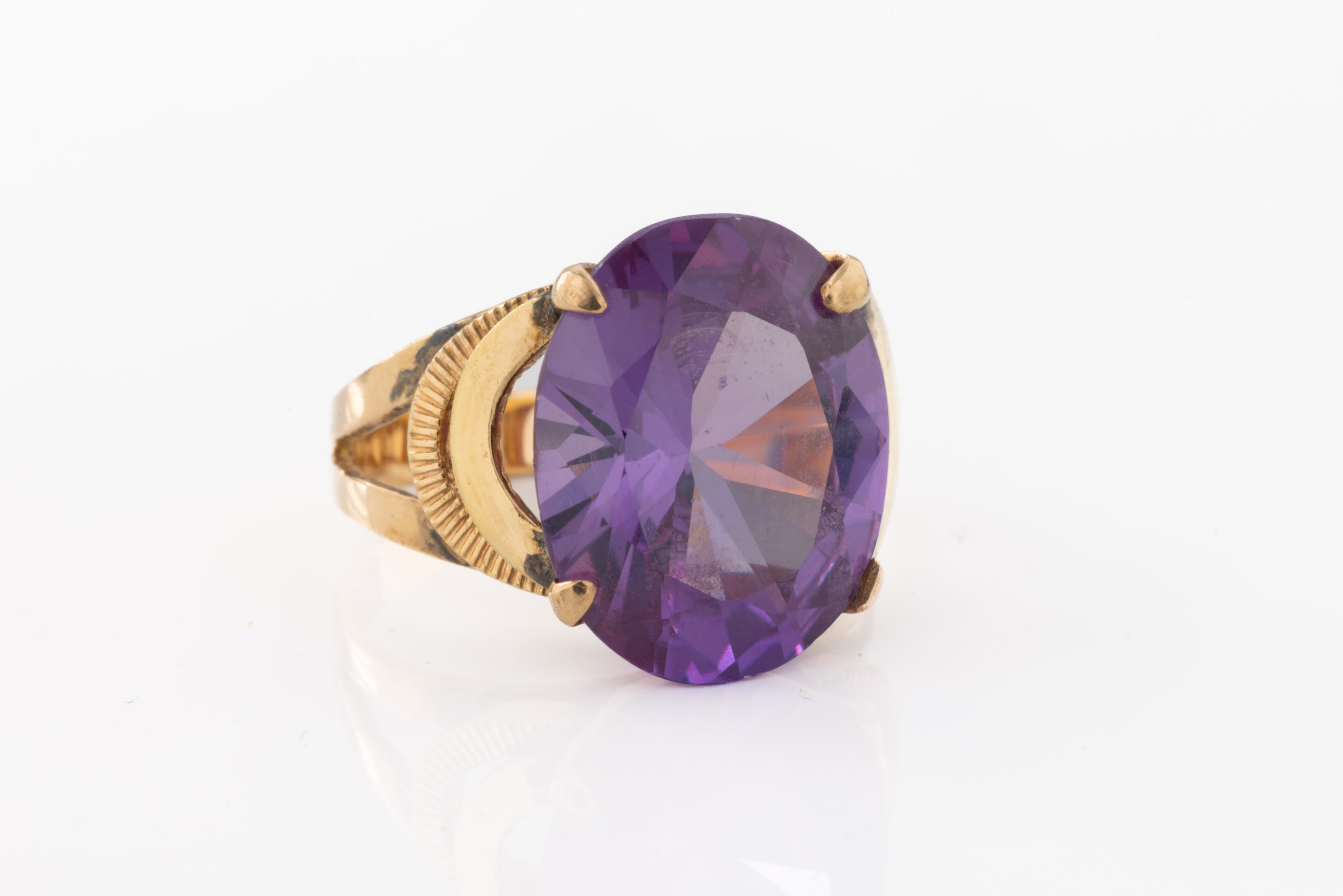 A 9ct yellow gold and amethyst ring
