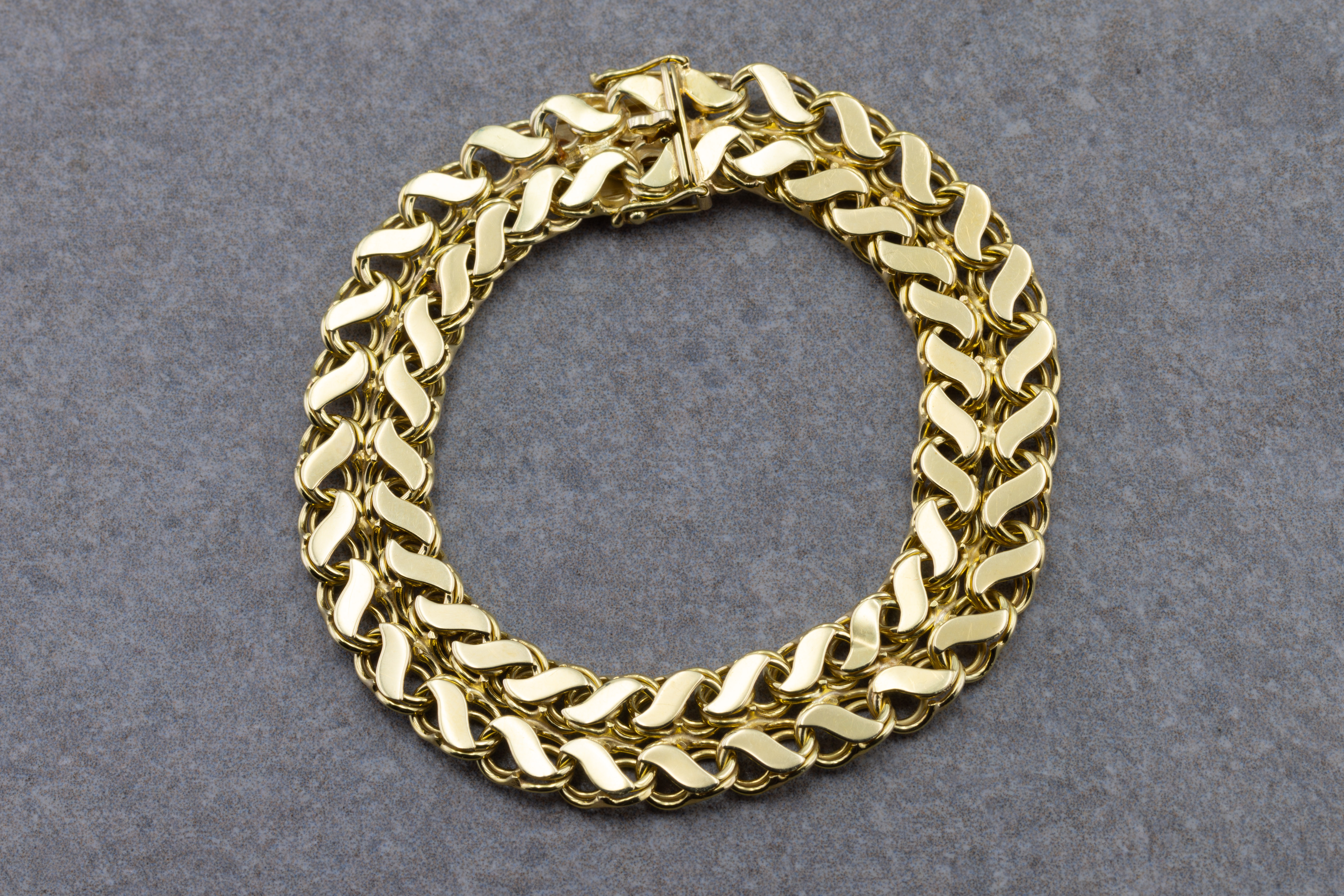 A 14ct yellow gold bracelet