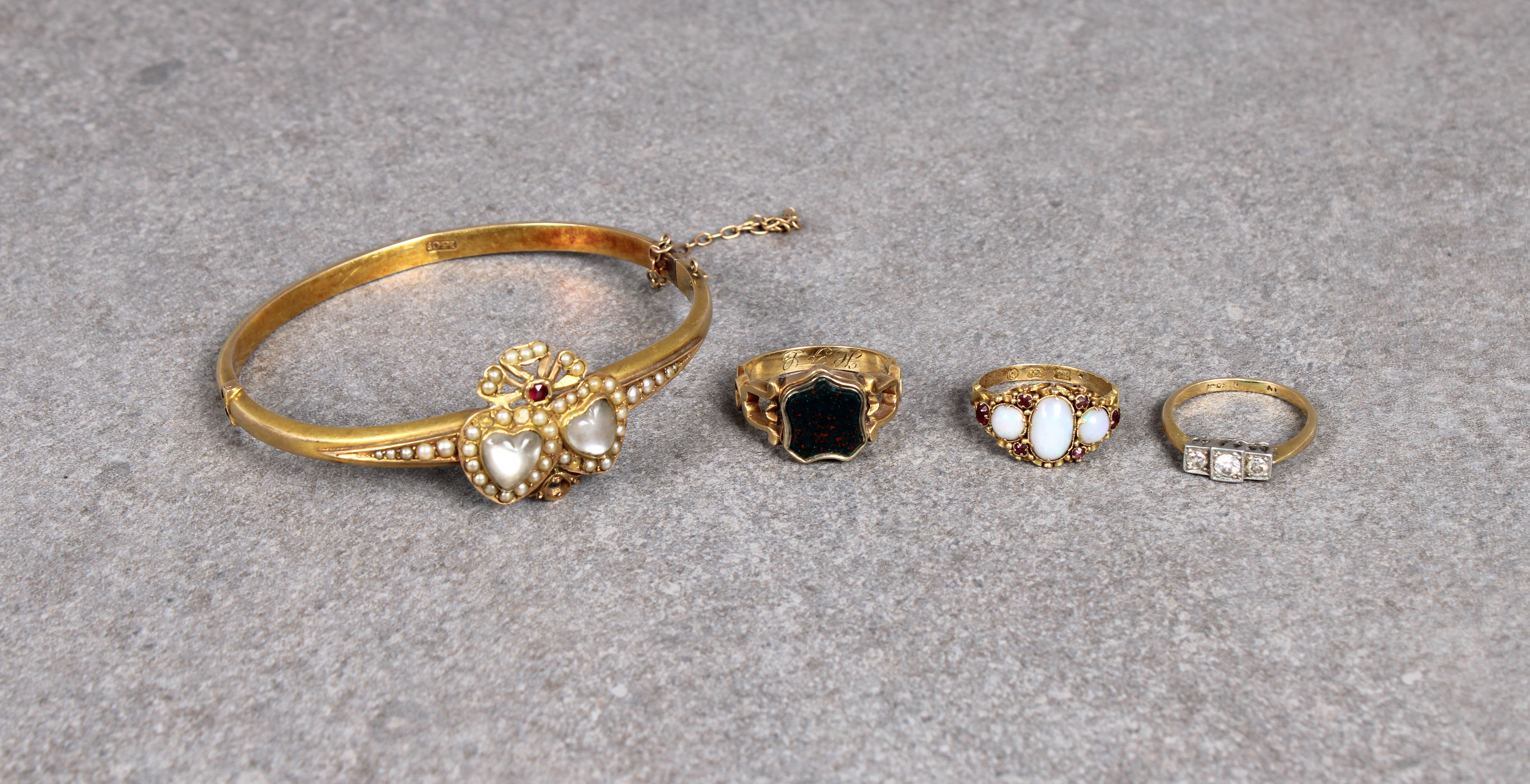 A small collection of yellow metal & gold jewellery
