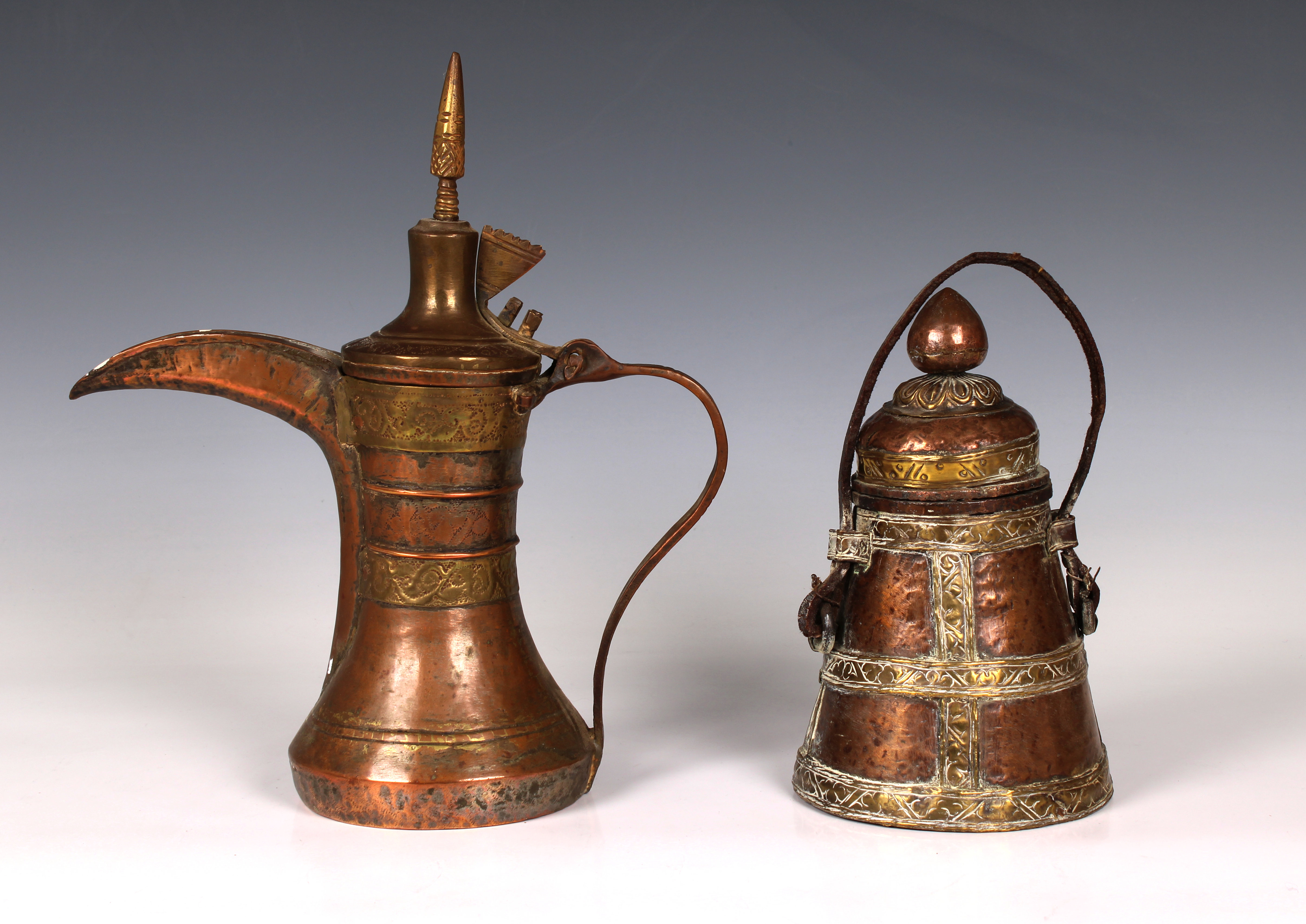An 18th or 19th century Middle Eastern copper lidded vessel with embossed brass strapping - Bild 2 aus 2