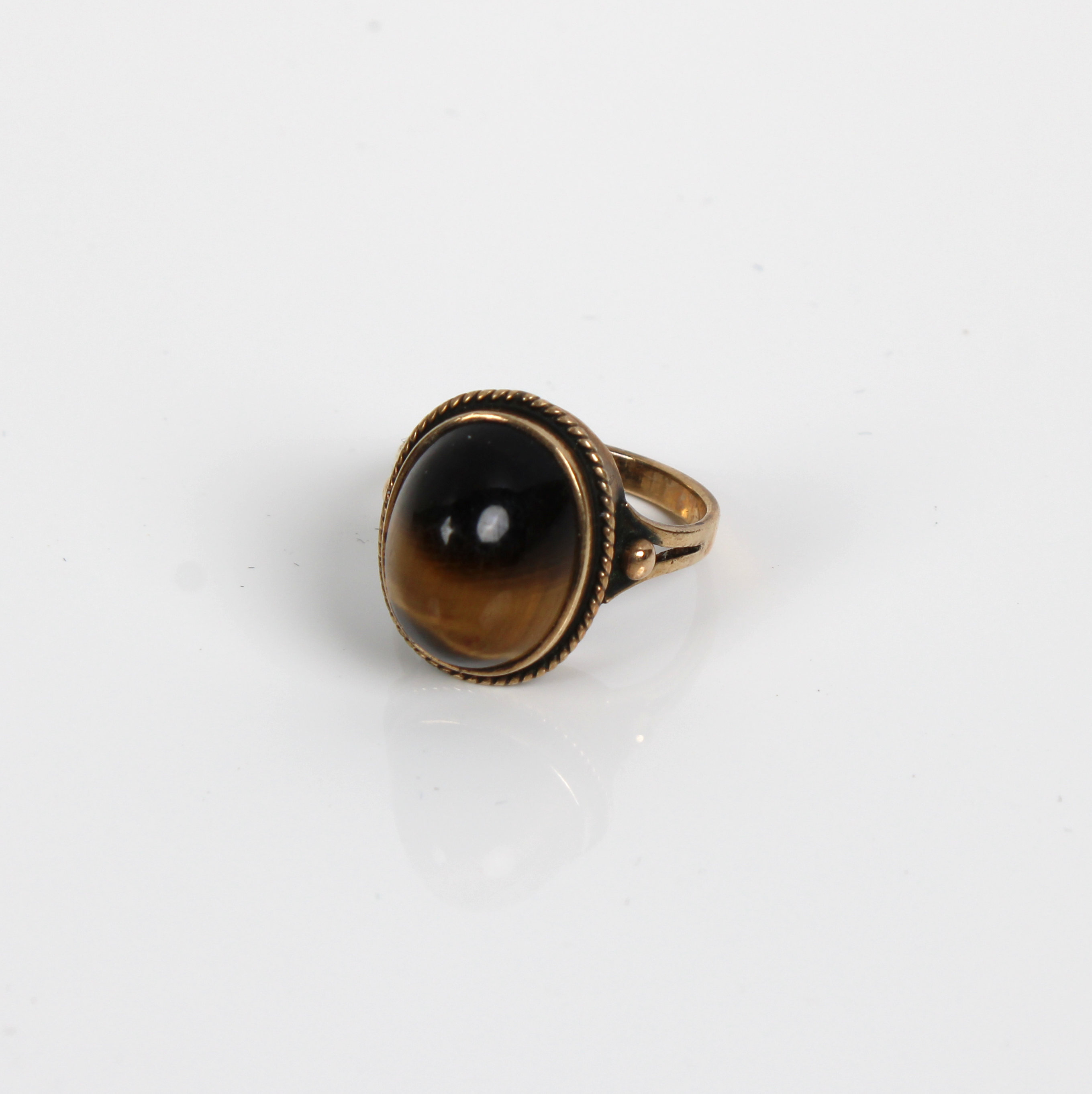 A 9ct gold ring inset with a polished Tigers Eye cabochon - Image 2 of 3