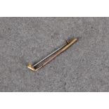 A cased 9ct gold golf club tie pin / brooch