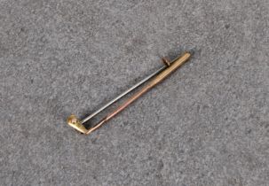 A cased 9ct gold golf club tie pin / brooch