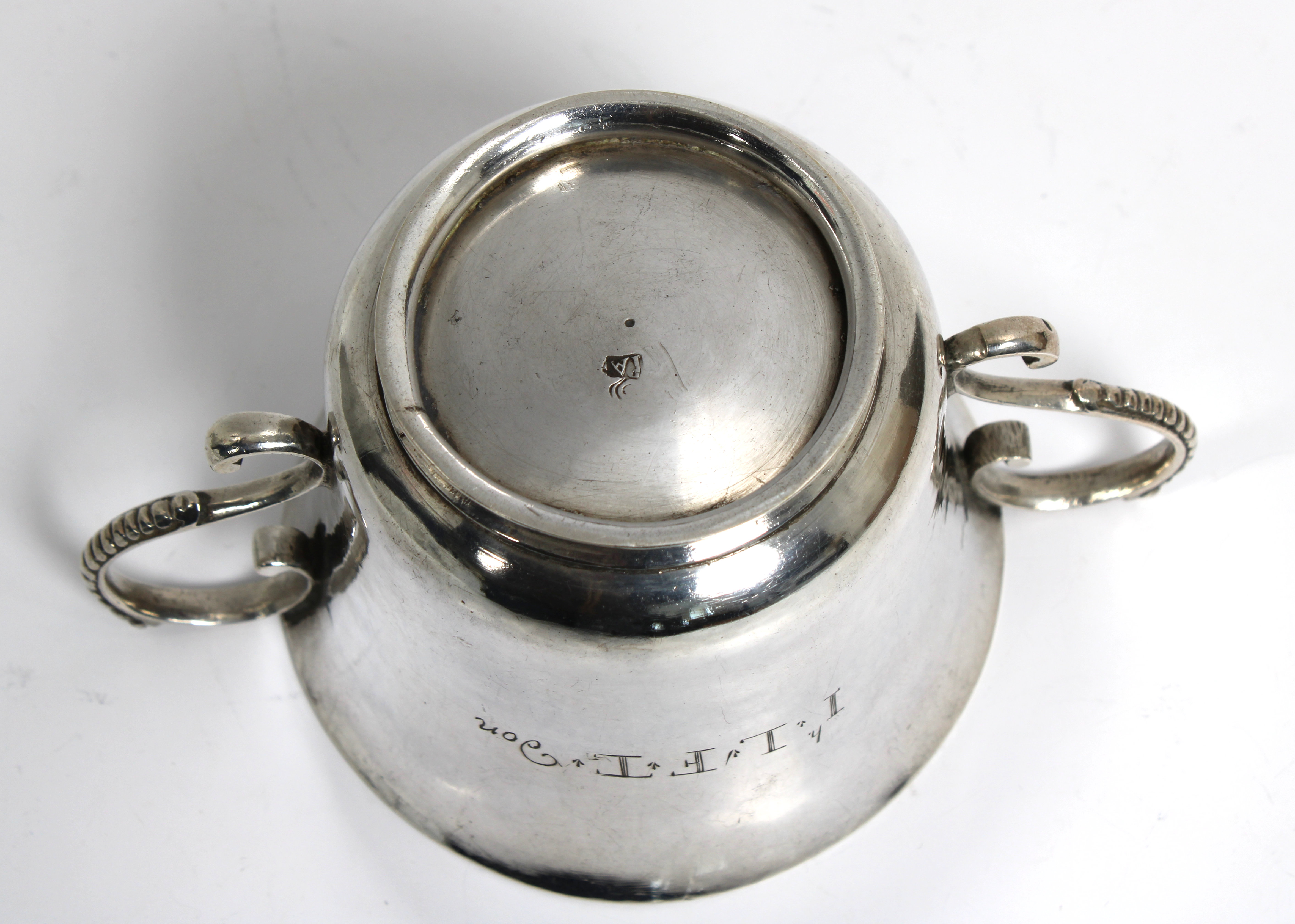 An 18th century Channel Islands silver christening cup - Bild 3 aus 3