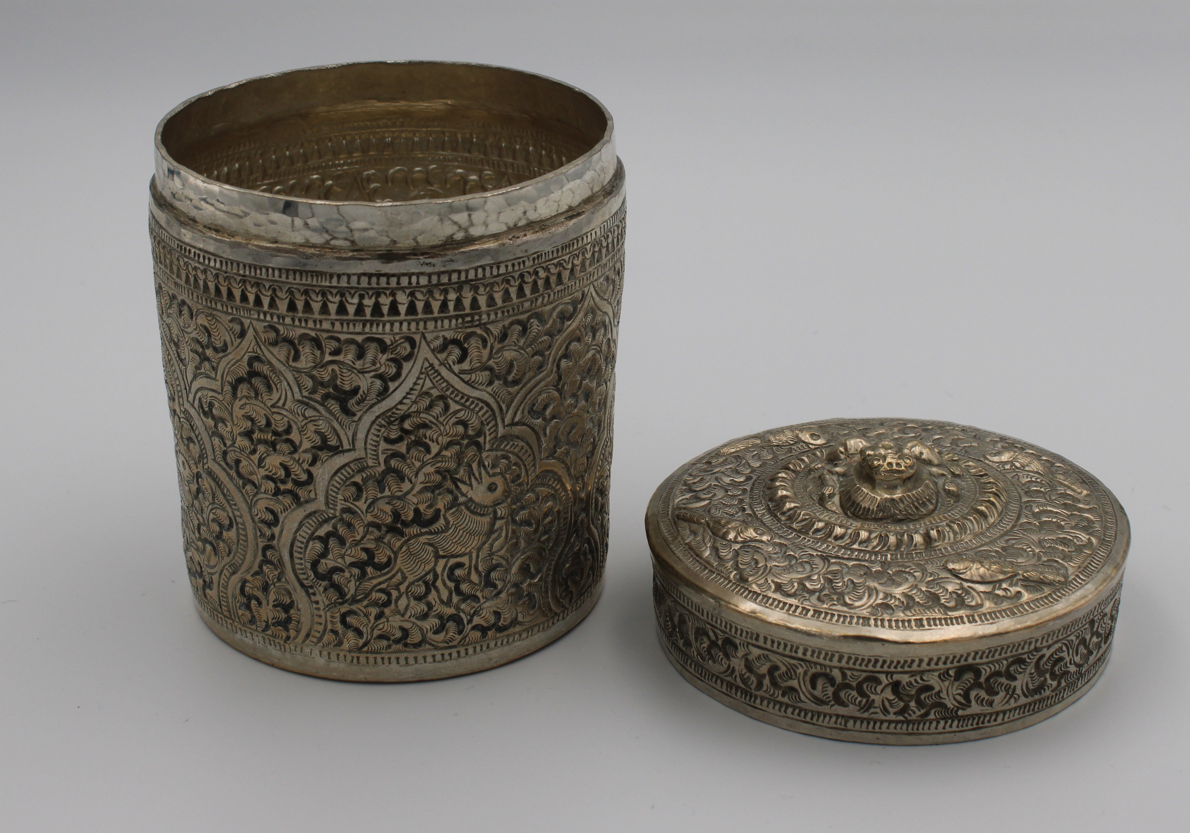 An Indian silver circular lidded box - Image 3 of 4