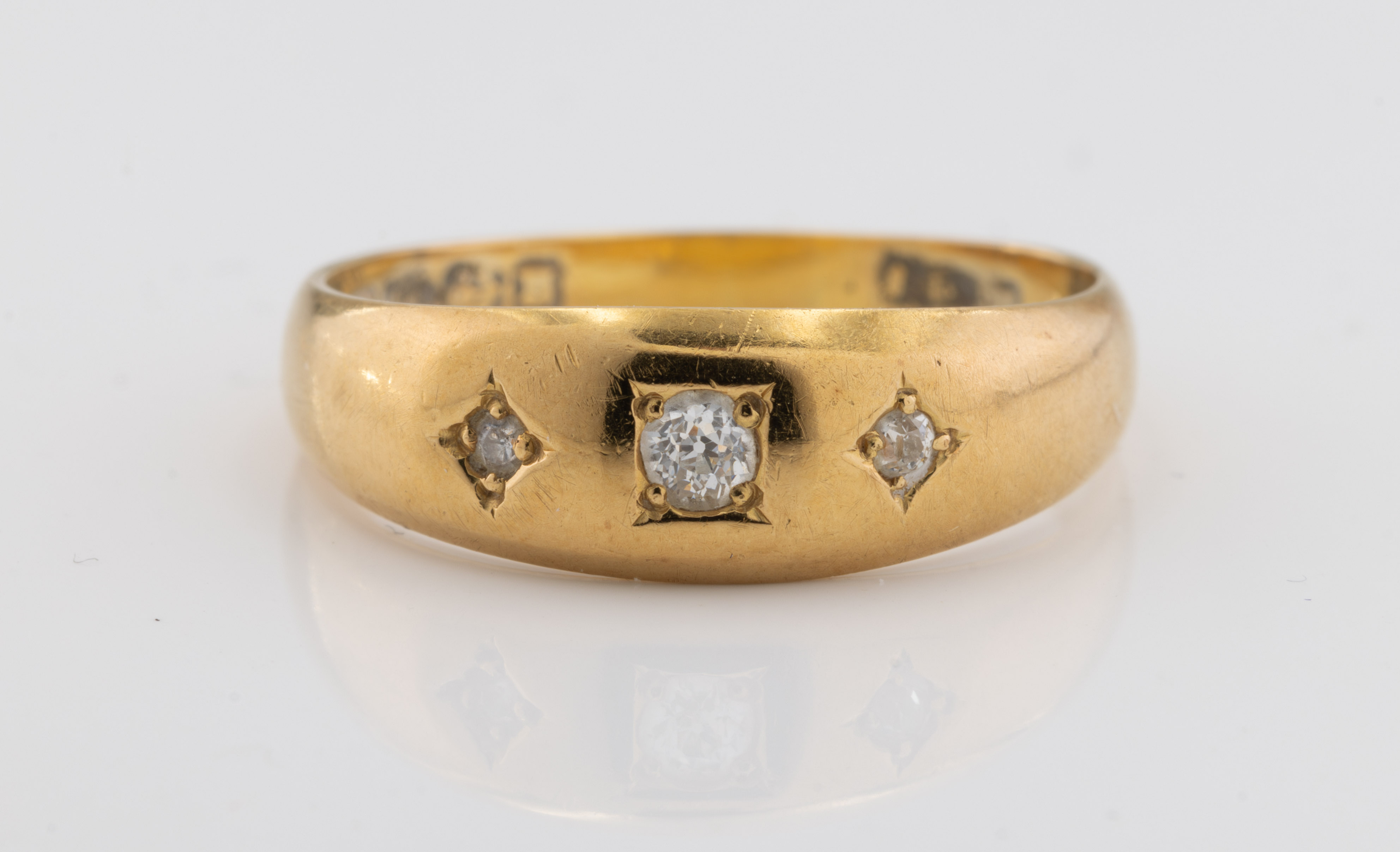 An 18ct yellow gold and diamond ring