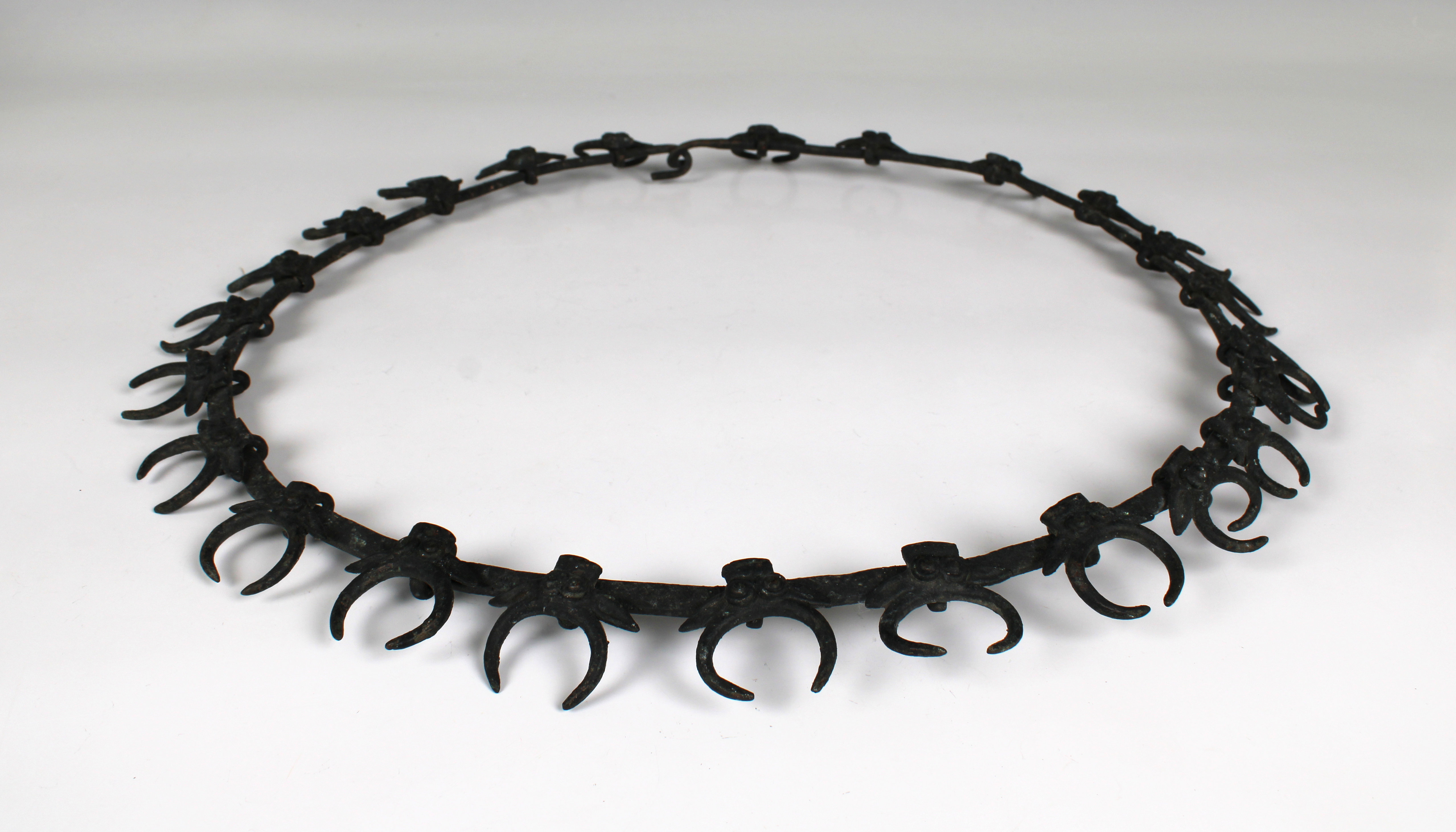 An African cast metal necklace - Image 2 of 3