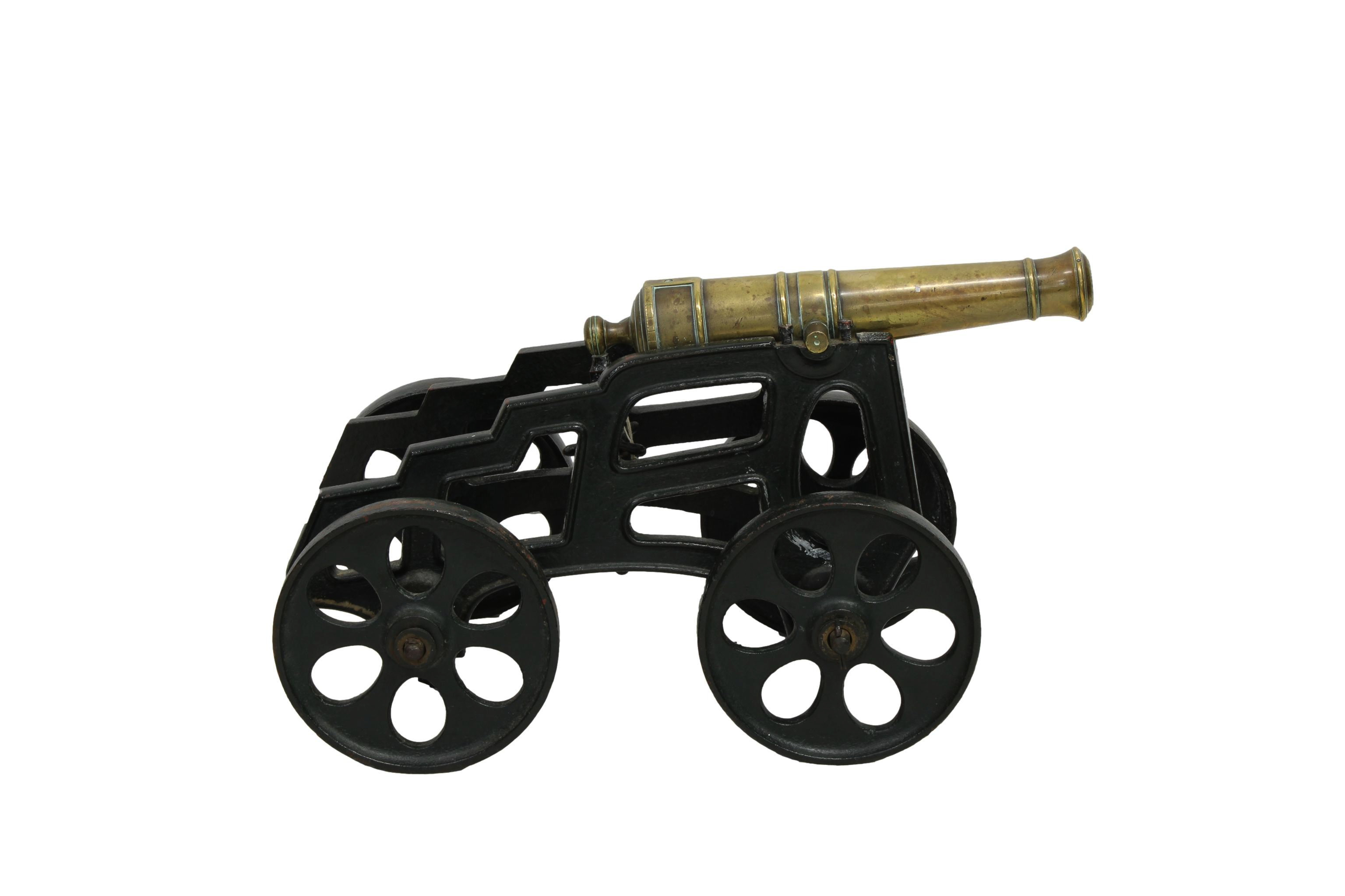 A model cannon with a polished brass barrel and iron four wheeled gun carriage - Bild 2 aus 2