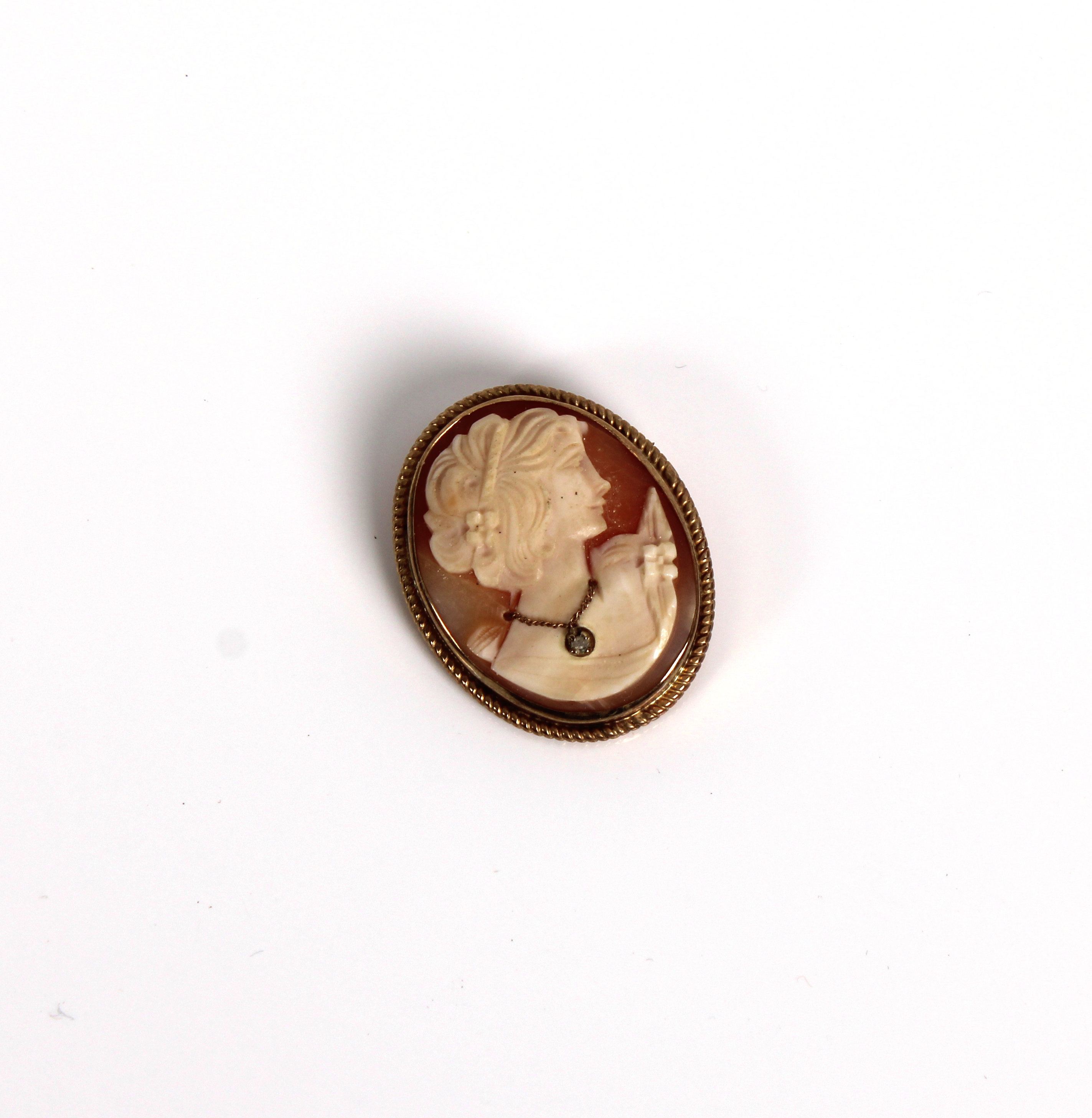An unusual Victorian style 9ct gold shell cameo brooch depicting a young maiden