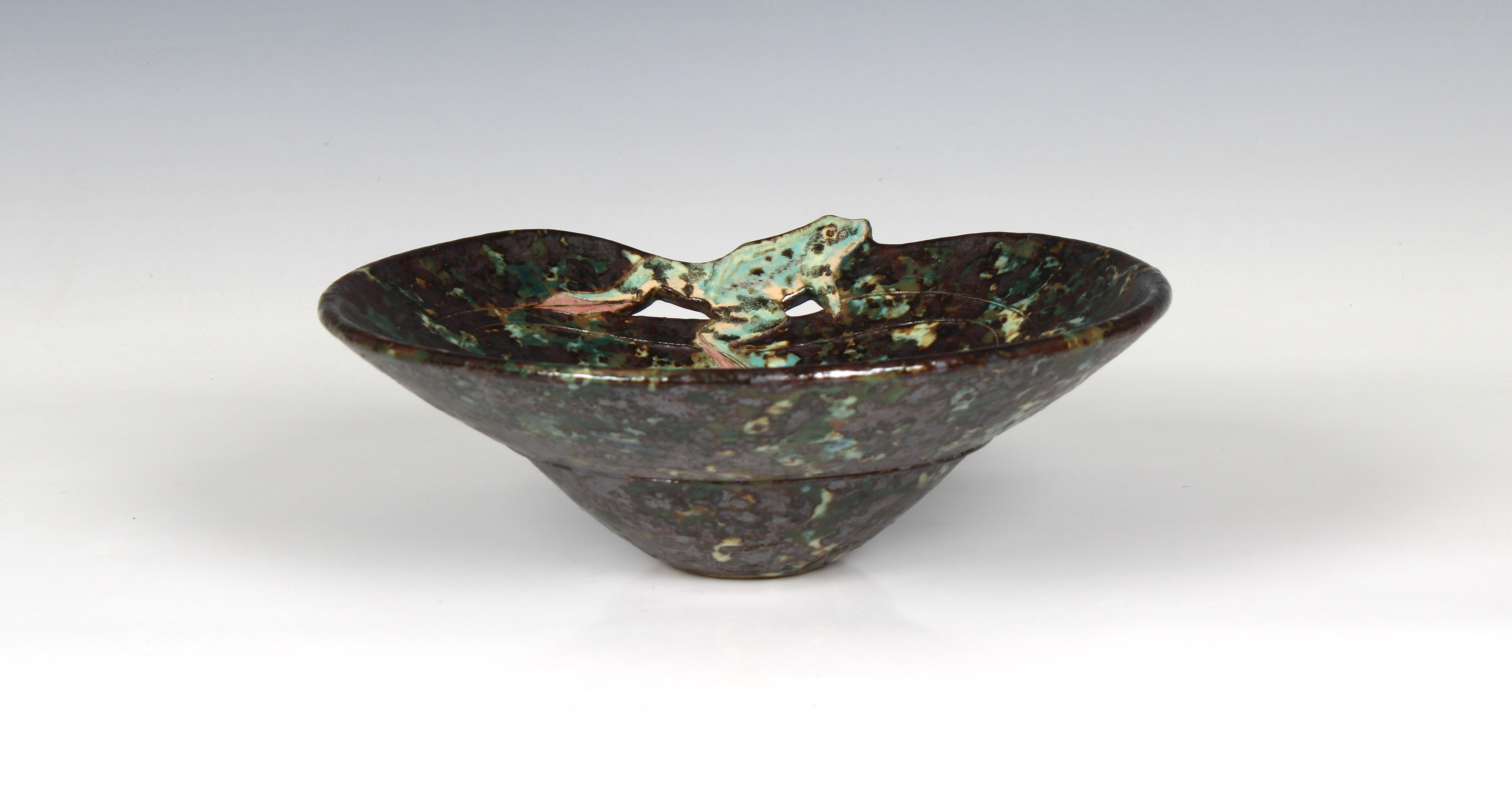 A Roger Cockram studio pottery / stoneware 'Frogs' bowl - Image 4 of 4