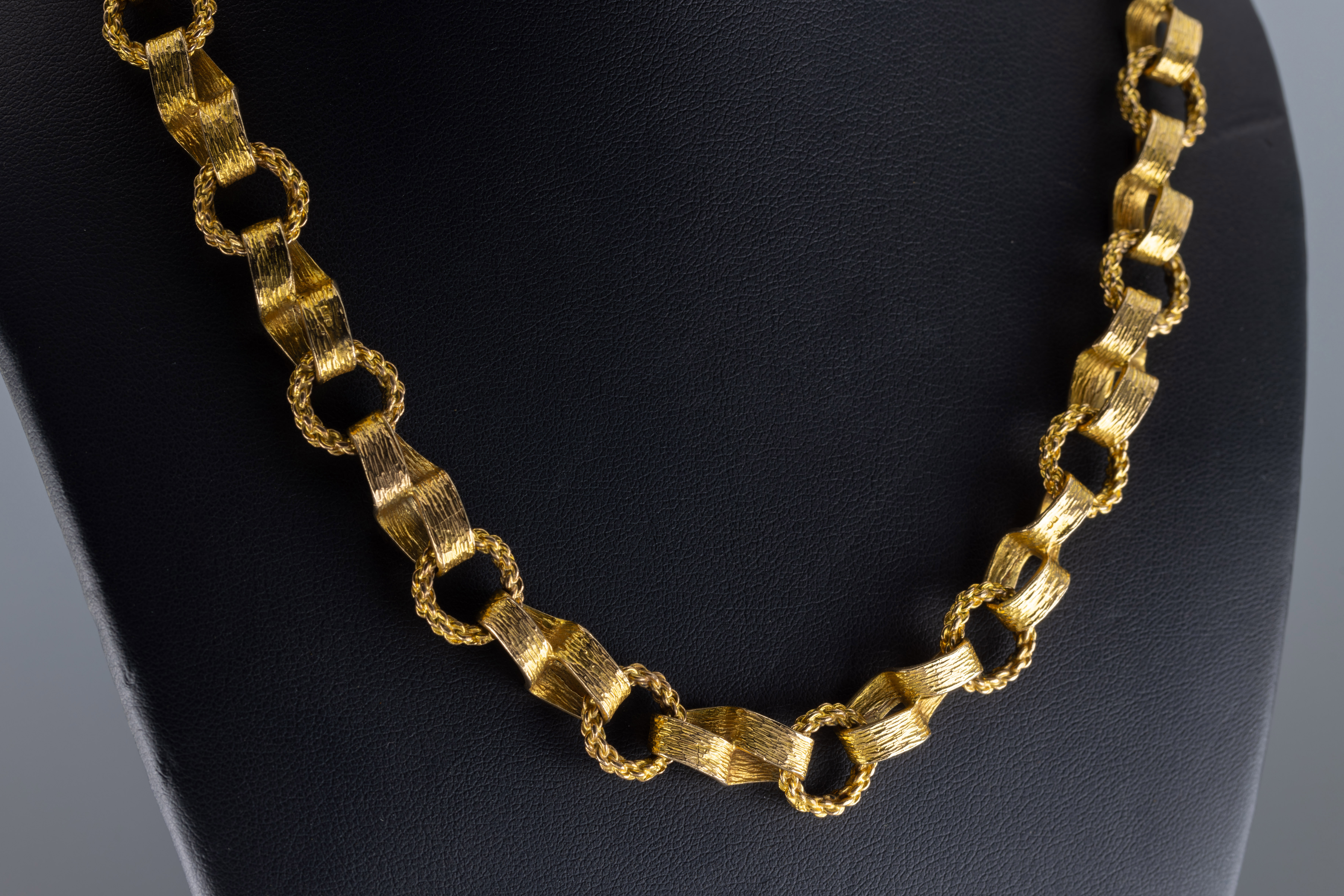 A yellow metal heavy chain necklace, - Image 2 of 2