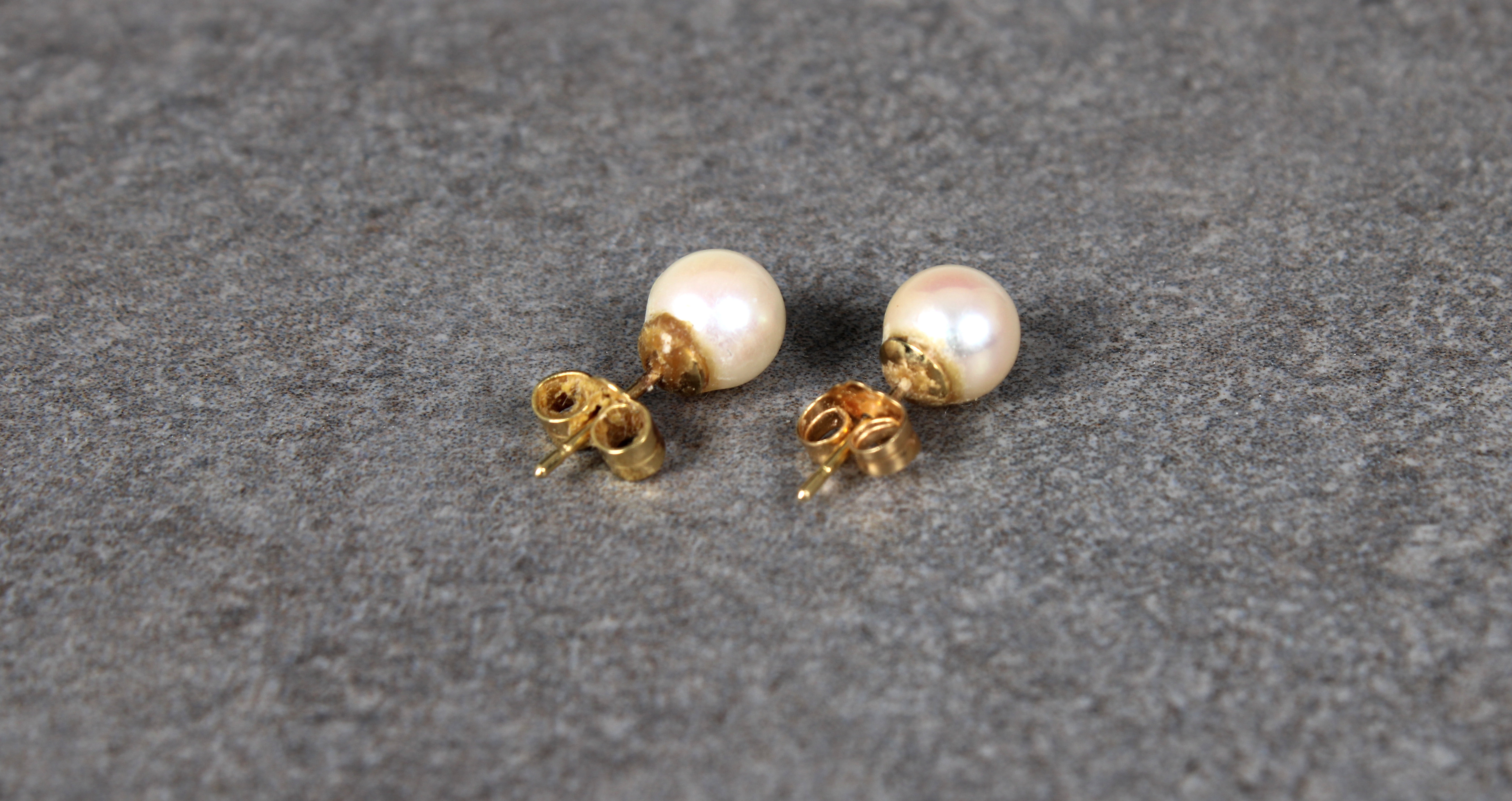 A pair of 18ct yellow gold pearl studs - Image 2 of 2