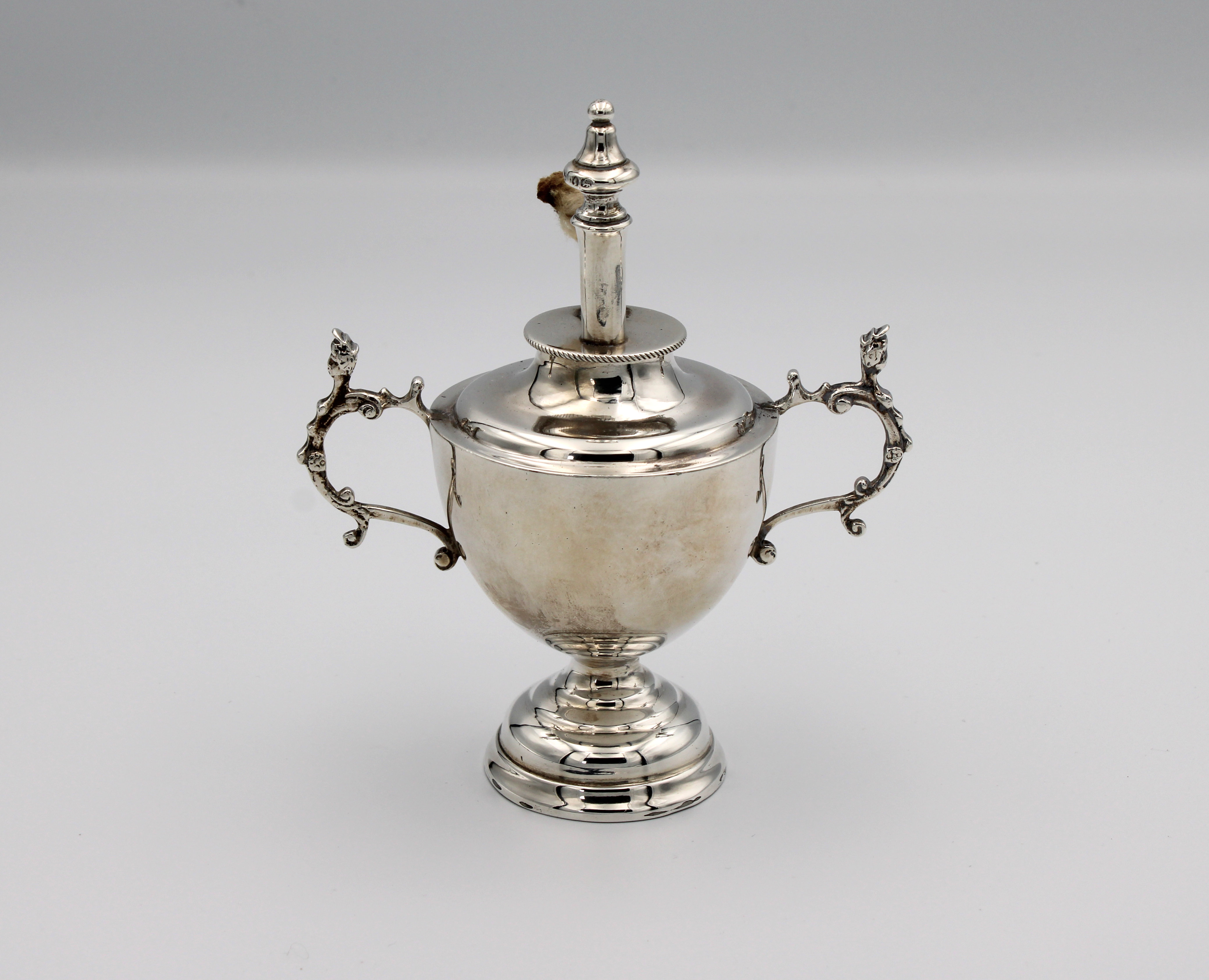 A Victorian silver table lighter fashioned as a trophy cup / urn - Image 2 of 2