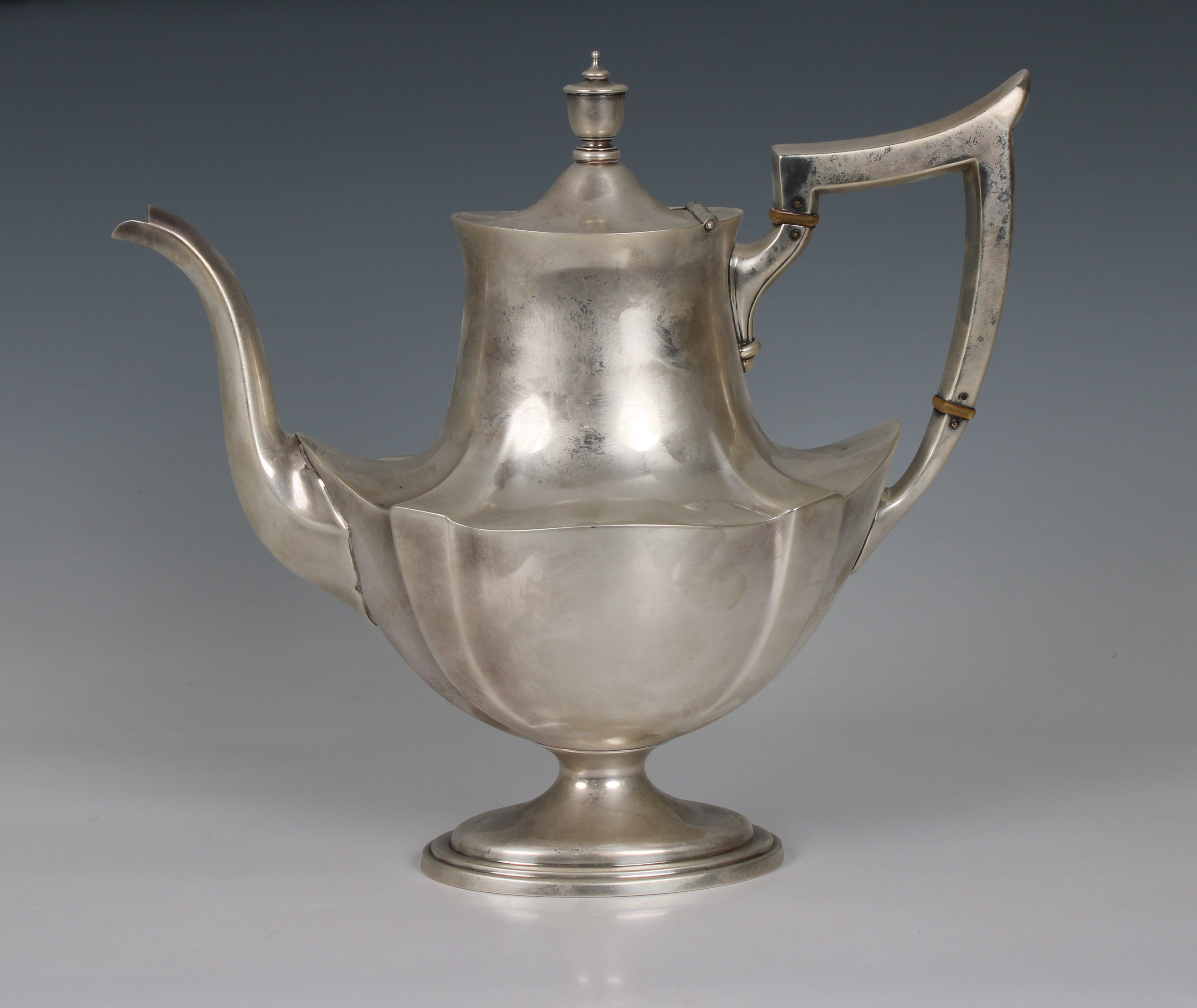 A 20th century Gorham "Plymouth" pattern sterling silver pedestal teapot - Image 2 of 3