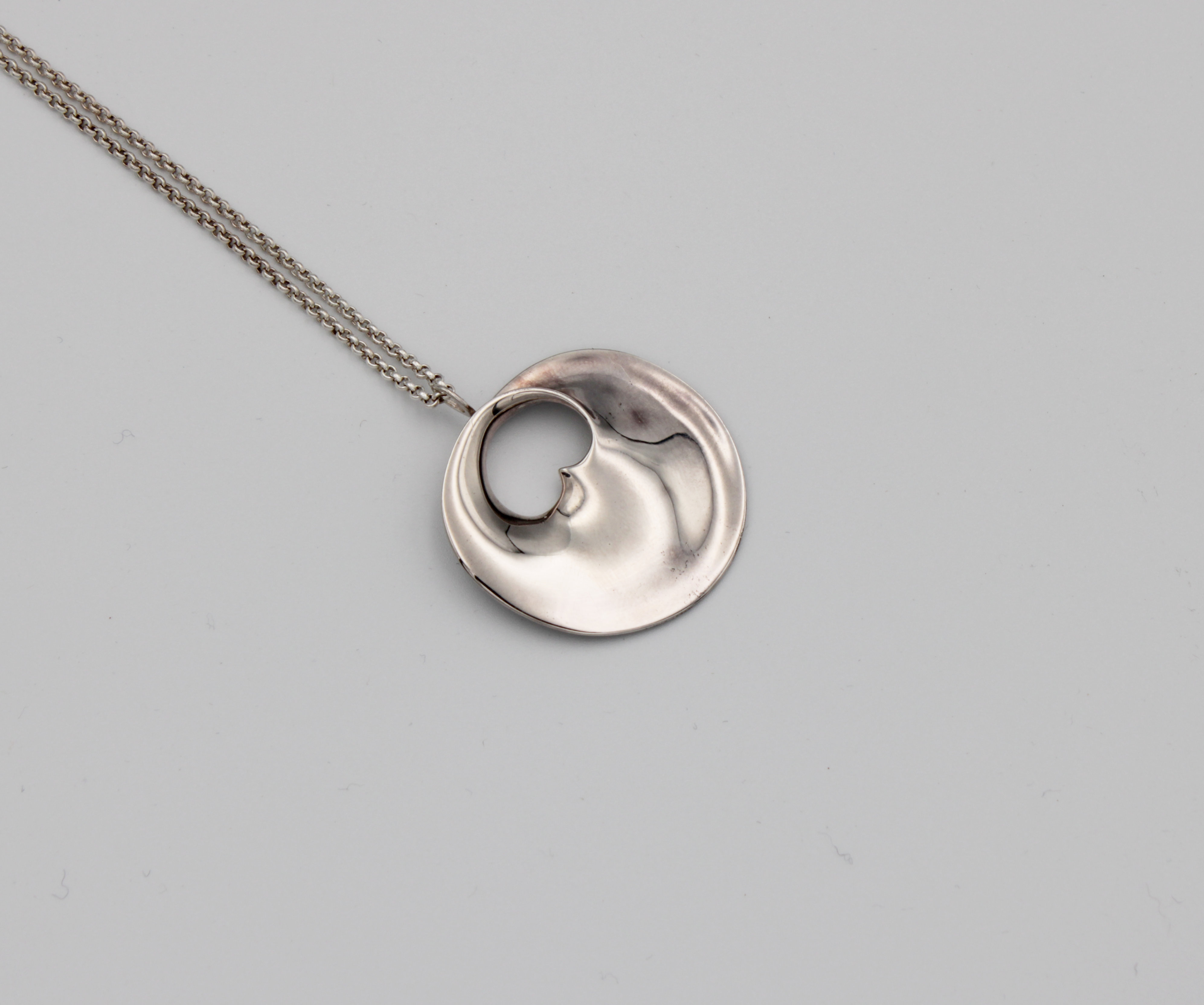 A silver pendant - Image 2 of 2