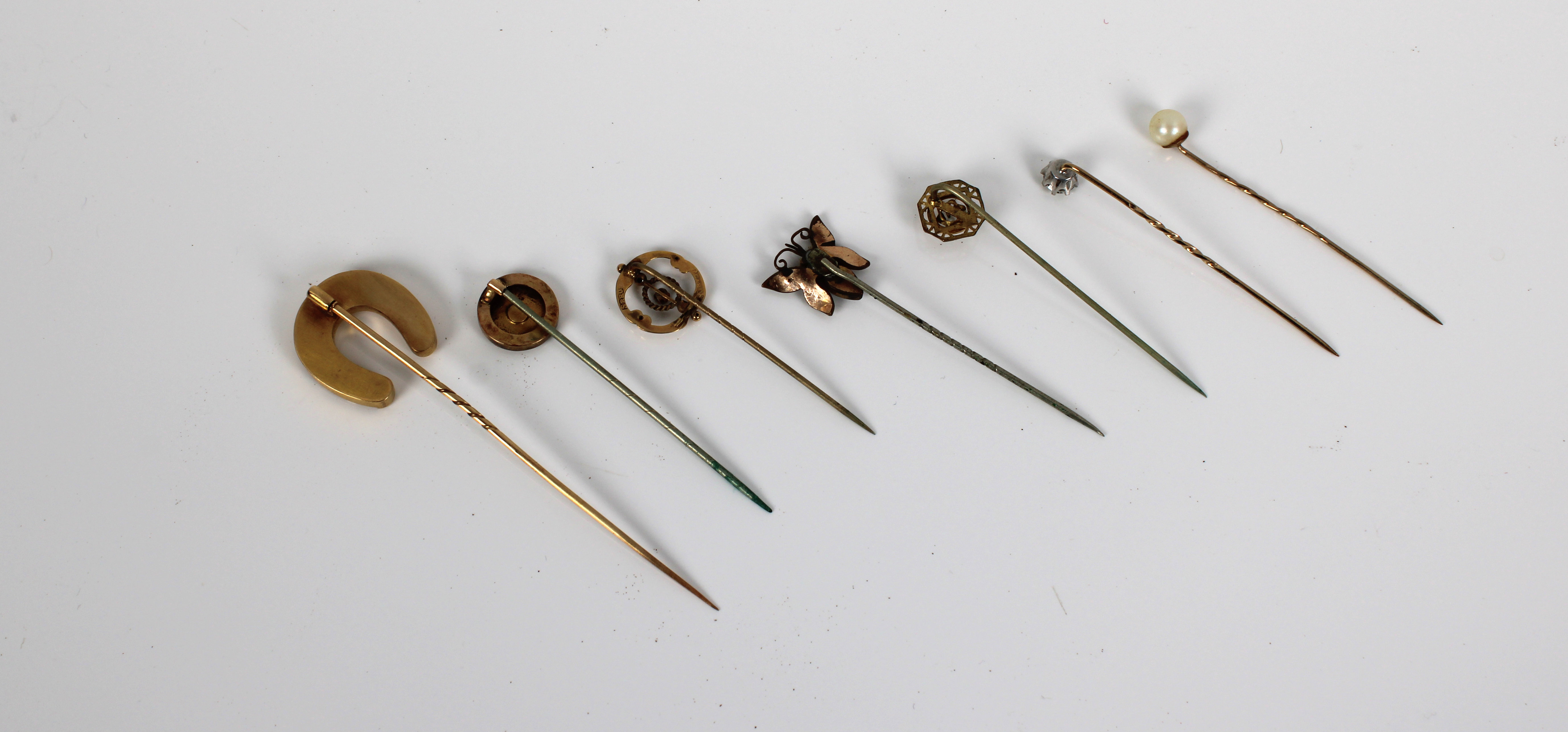 A small collection of yellow metal hat/tie pins - Image 2 of 2