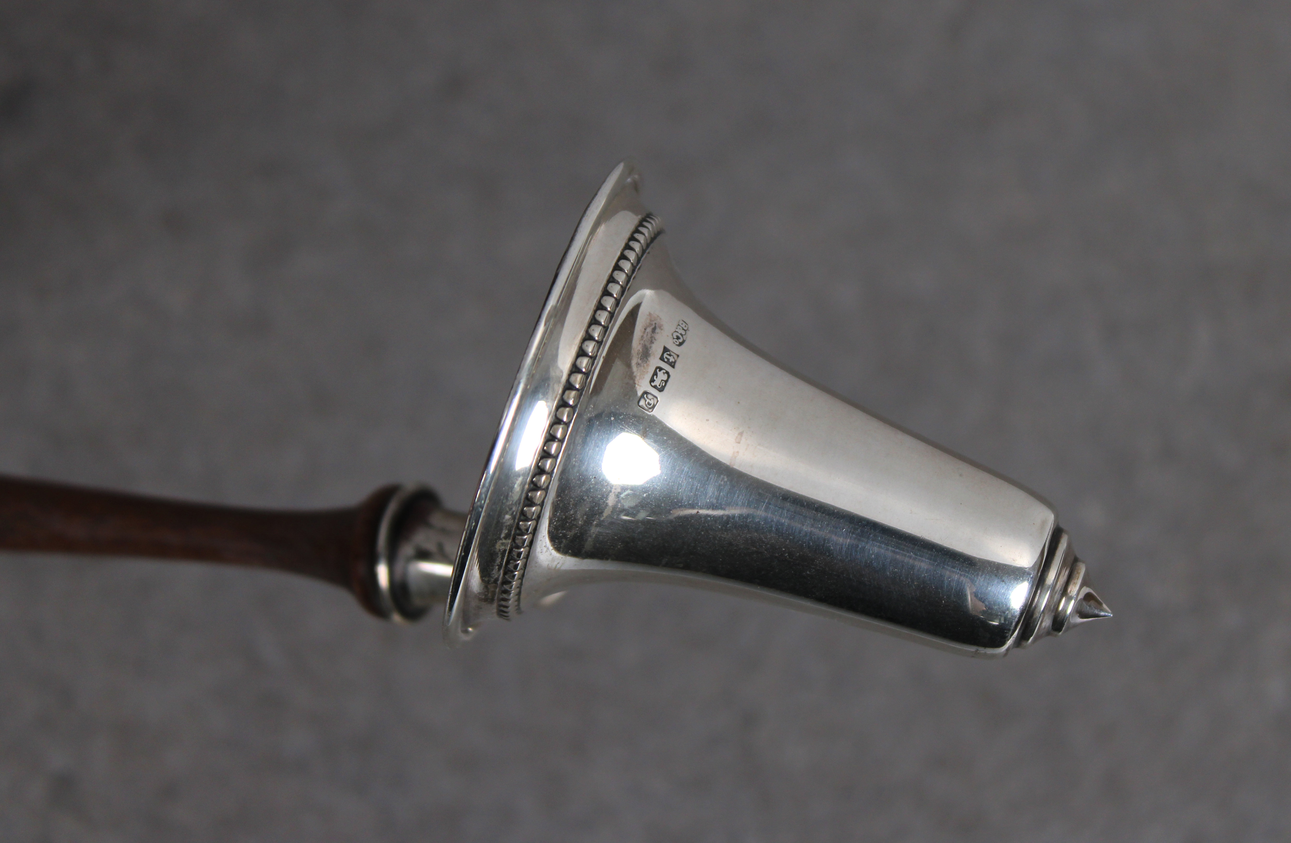 An Elizabeth II silver candle snuffer, with turned walnut handle - Bild 3 aus 3