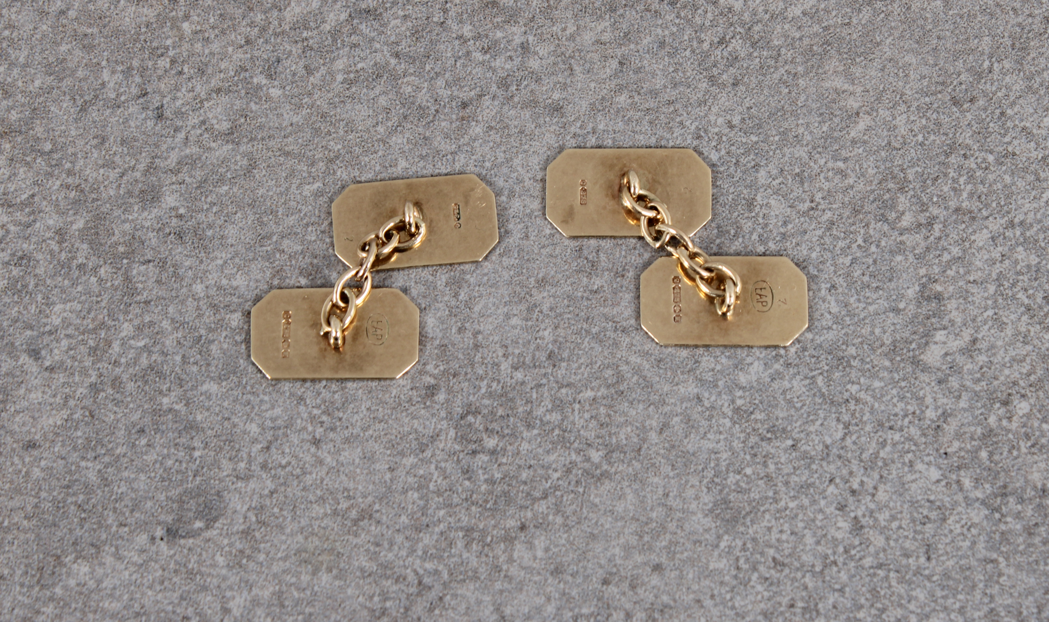 A pair of 9ct gold chain link cuff links - Image 2 of 2