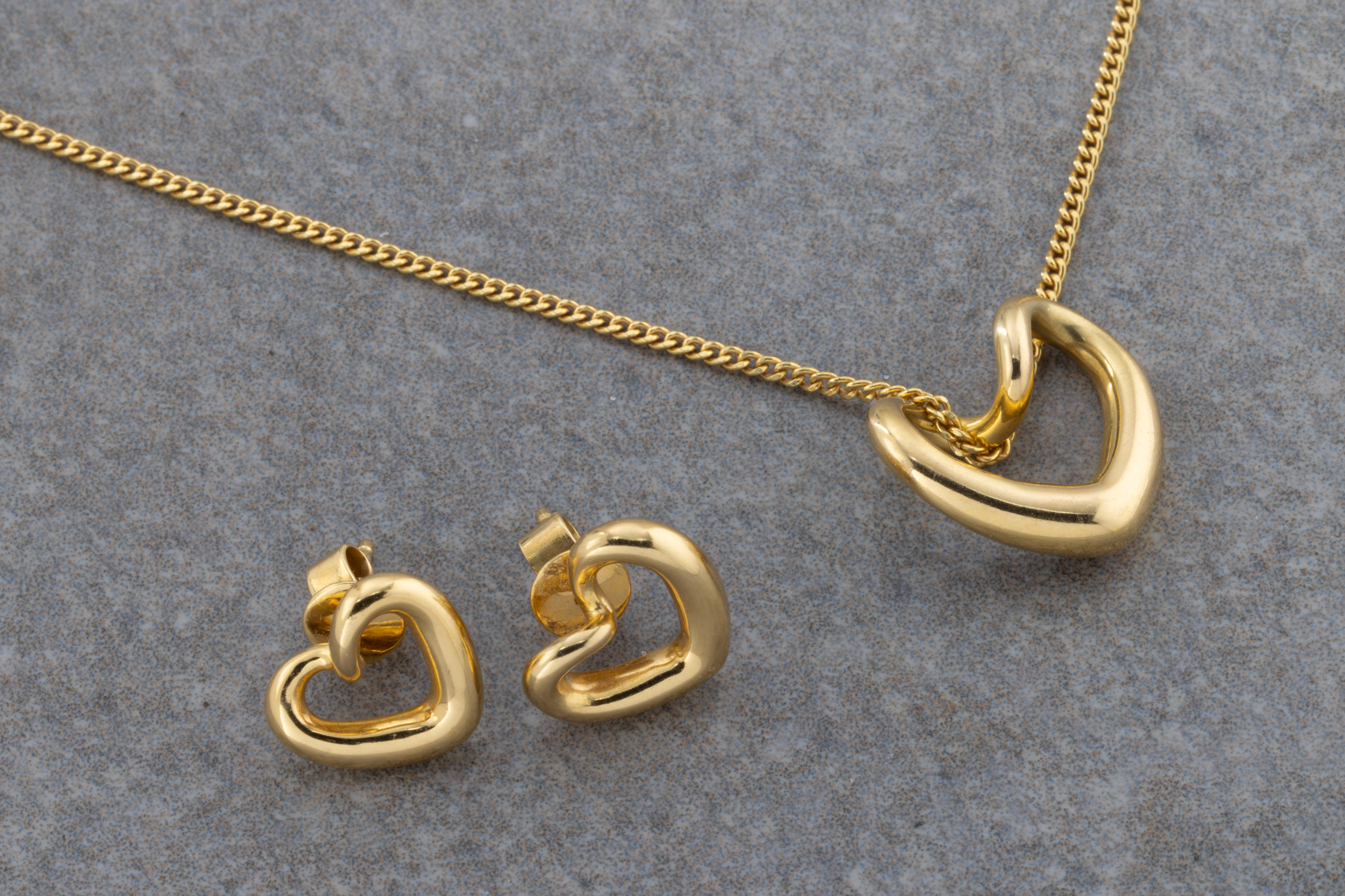 An 18ct yellow gold heart pendant