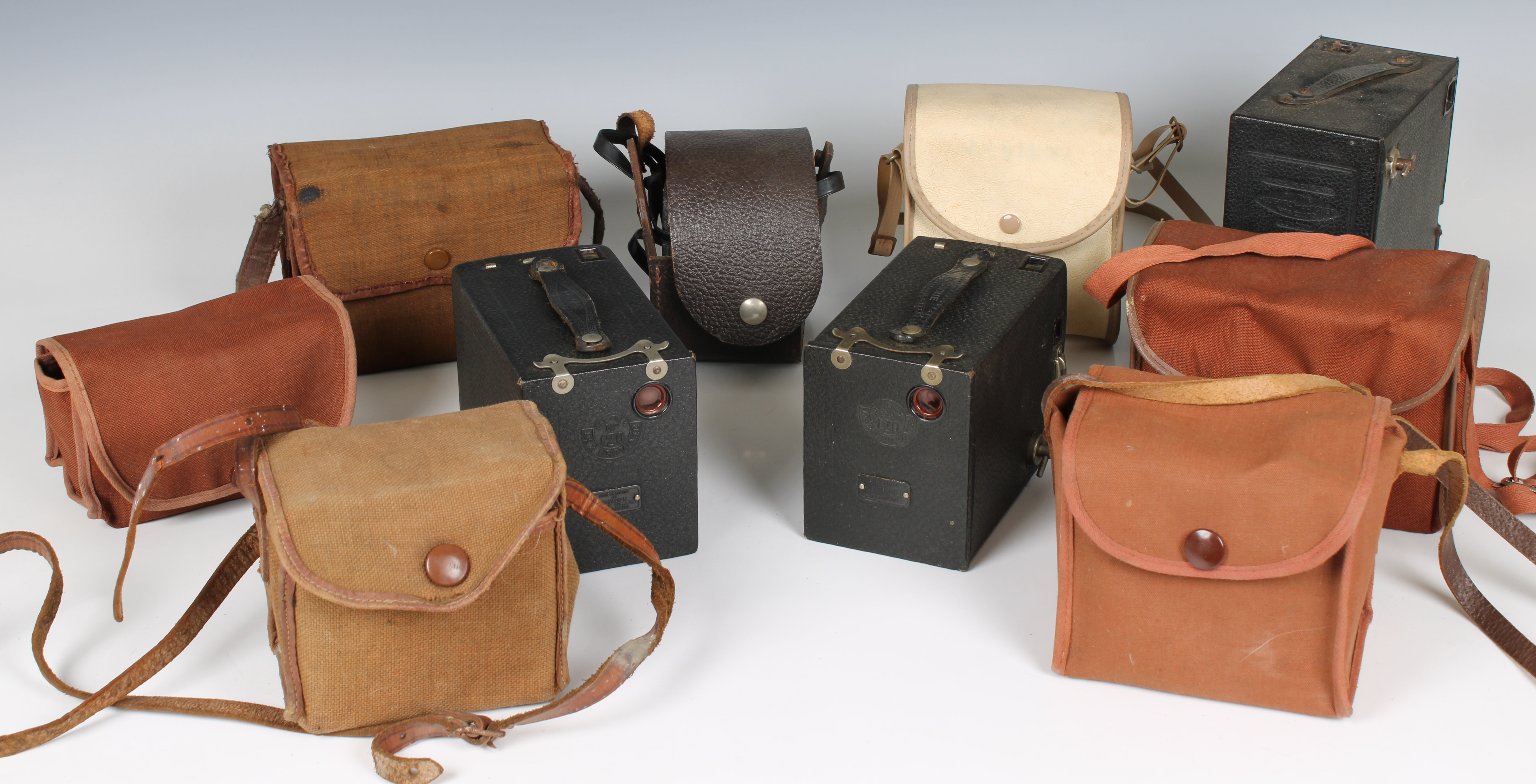 Photography - An assorted collection of various vintage Kodak / Brownie cameras, etc - Image 2 of 2