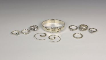 A collection of silver jewellery