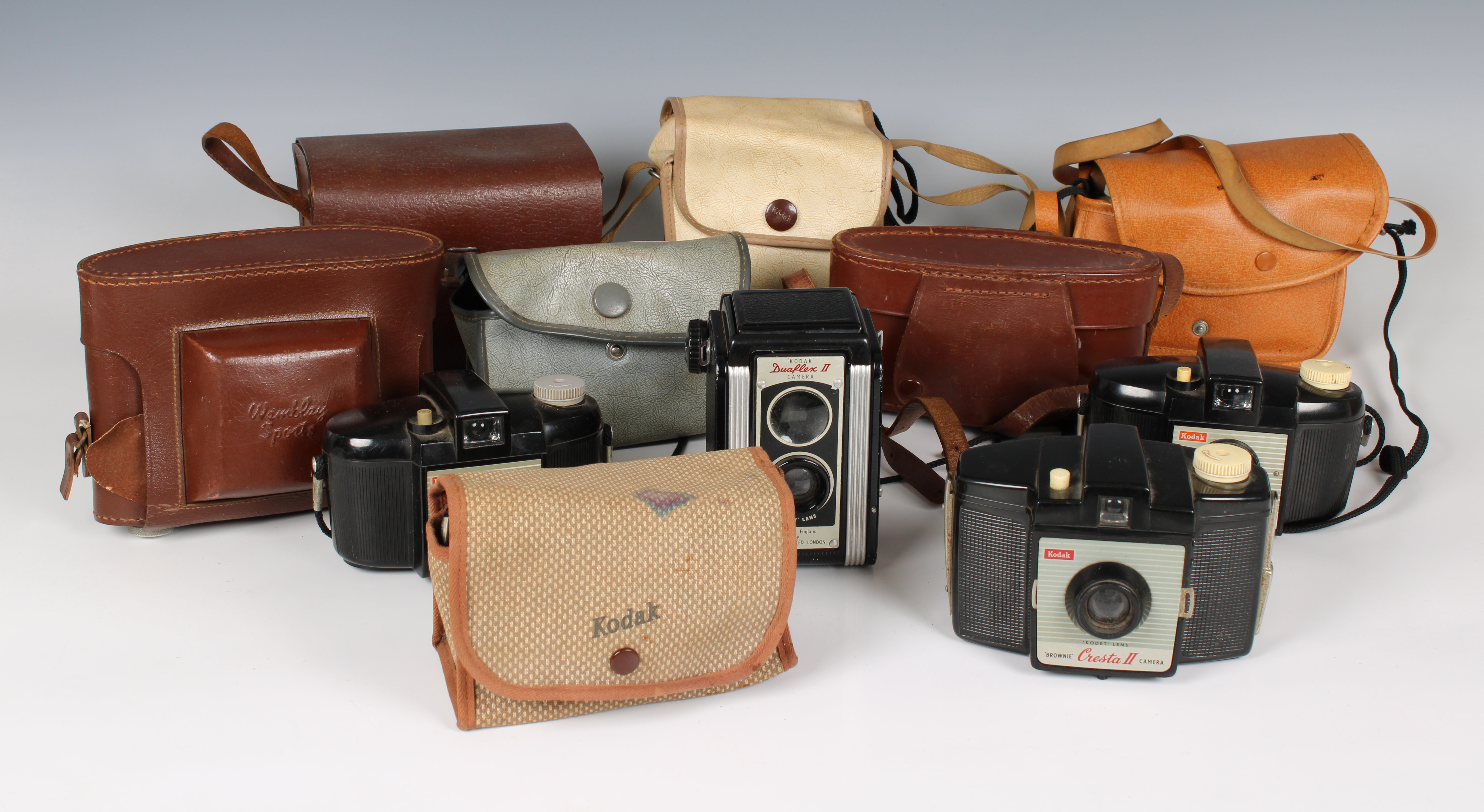 Photography - An assorted collection of various vintage Kodak / Brownie cameras, etc - Image 2 of 2