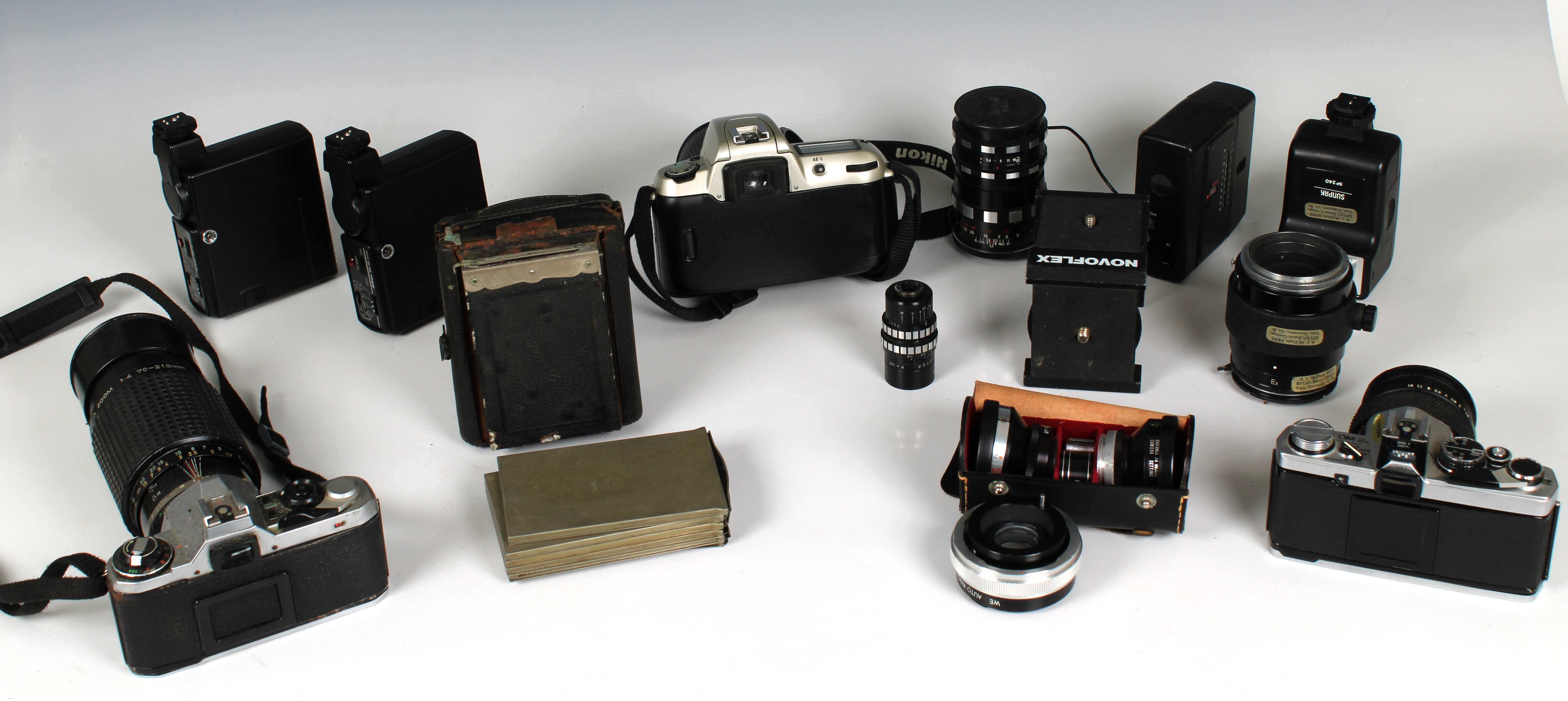 Photography - A collection of vintage camera's and accessories etc - Image 2 of 3