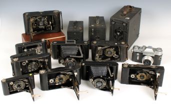 Photography - An assorted collection of various vintage cameras
