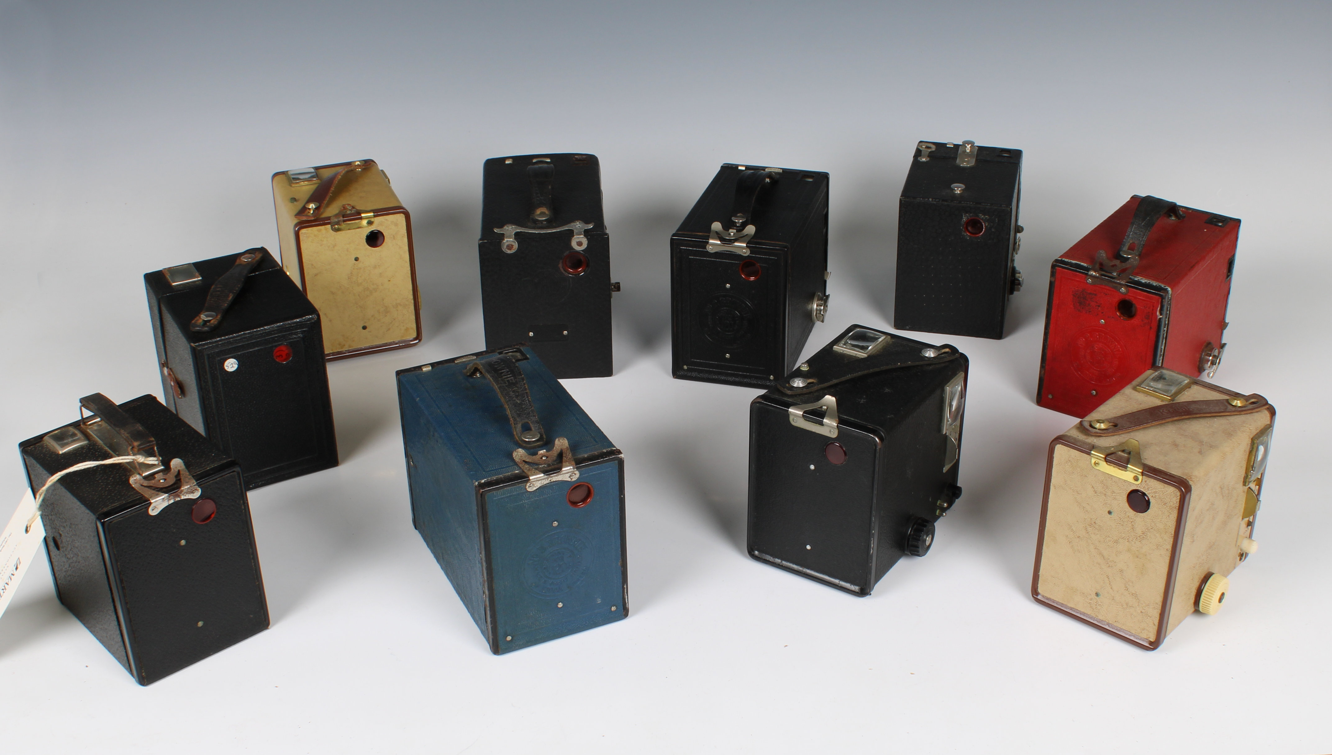 Photography - An assorted collection of (Kodak) Brownie box cameras - Image 2 of 3