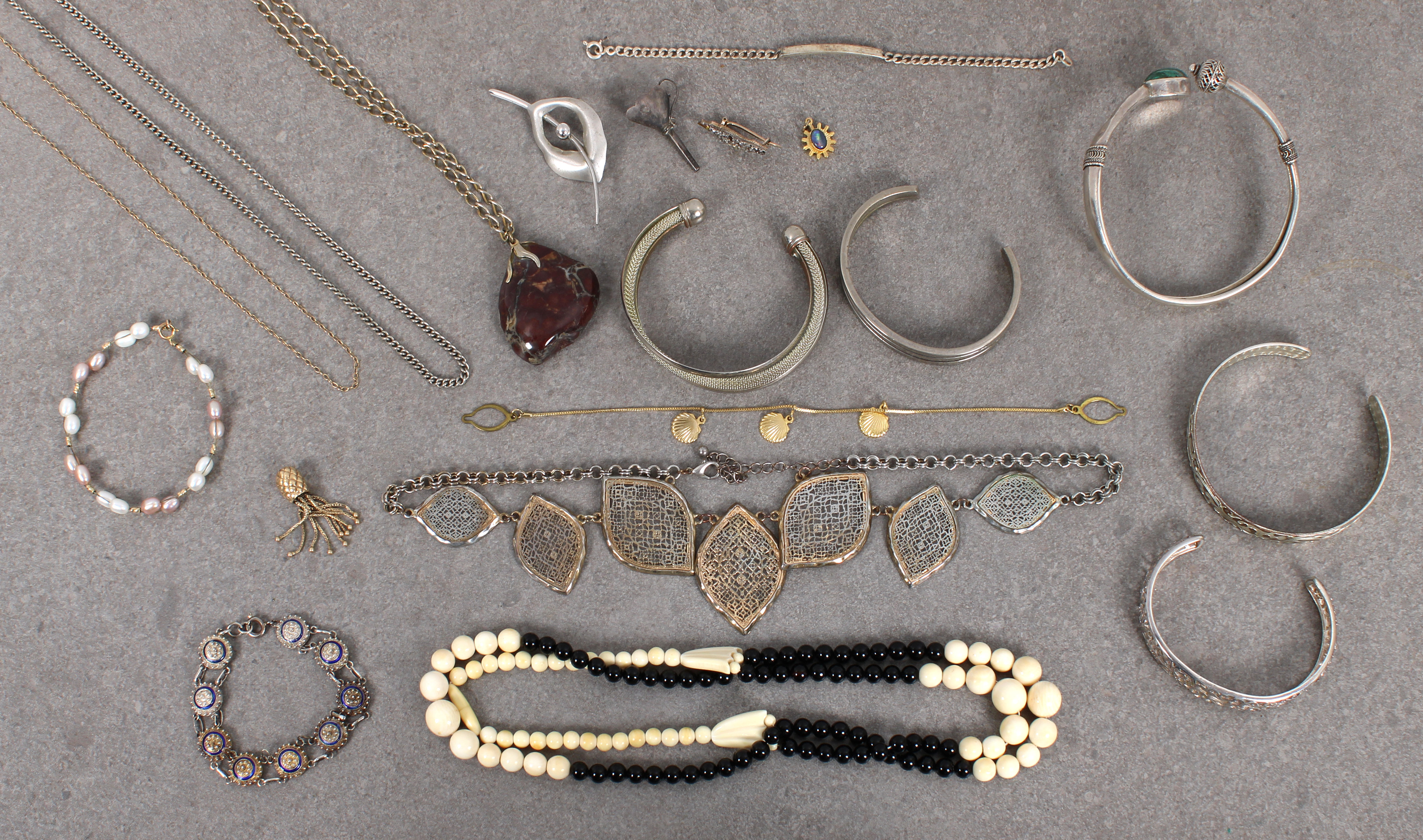 A large collection of costume jewellery - Image 2 of 2