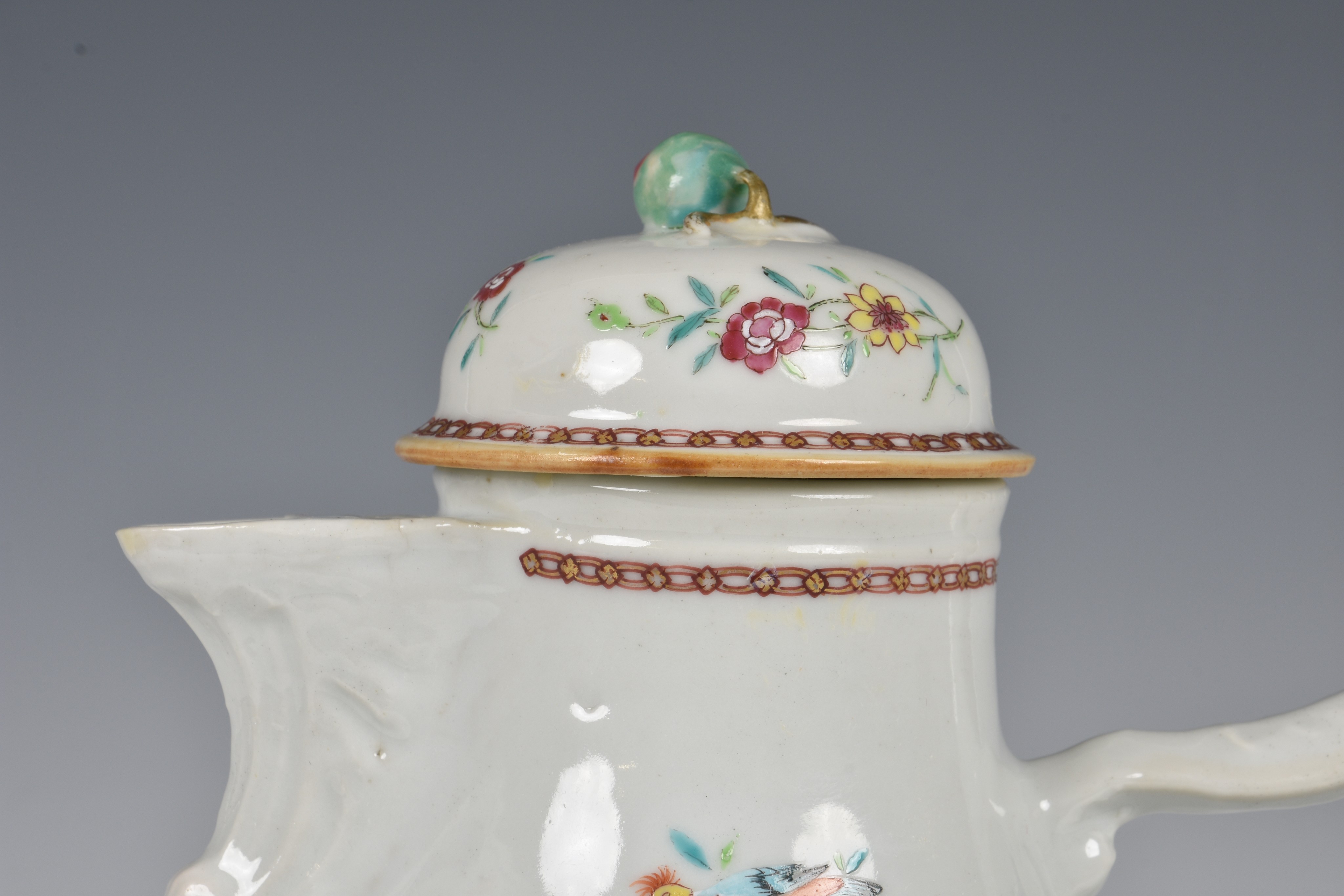 A fine Chinese armorial coffee pot and cover - Image 6 of 7