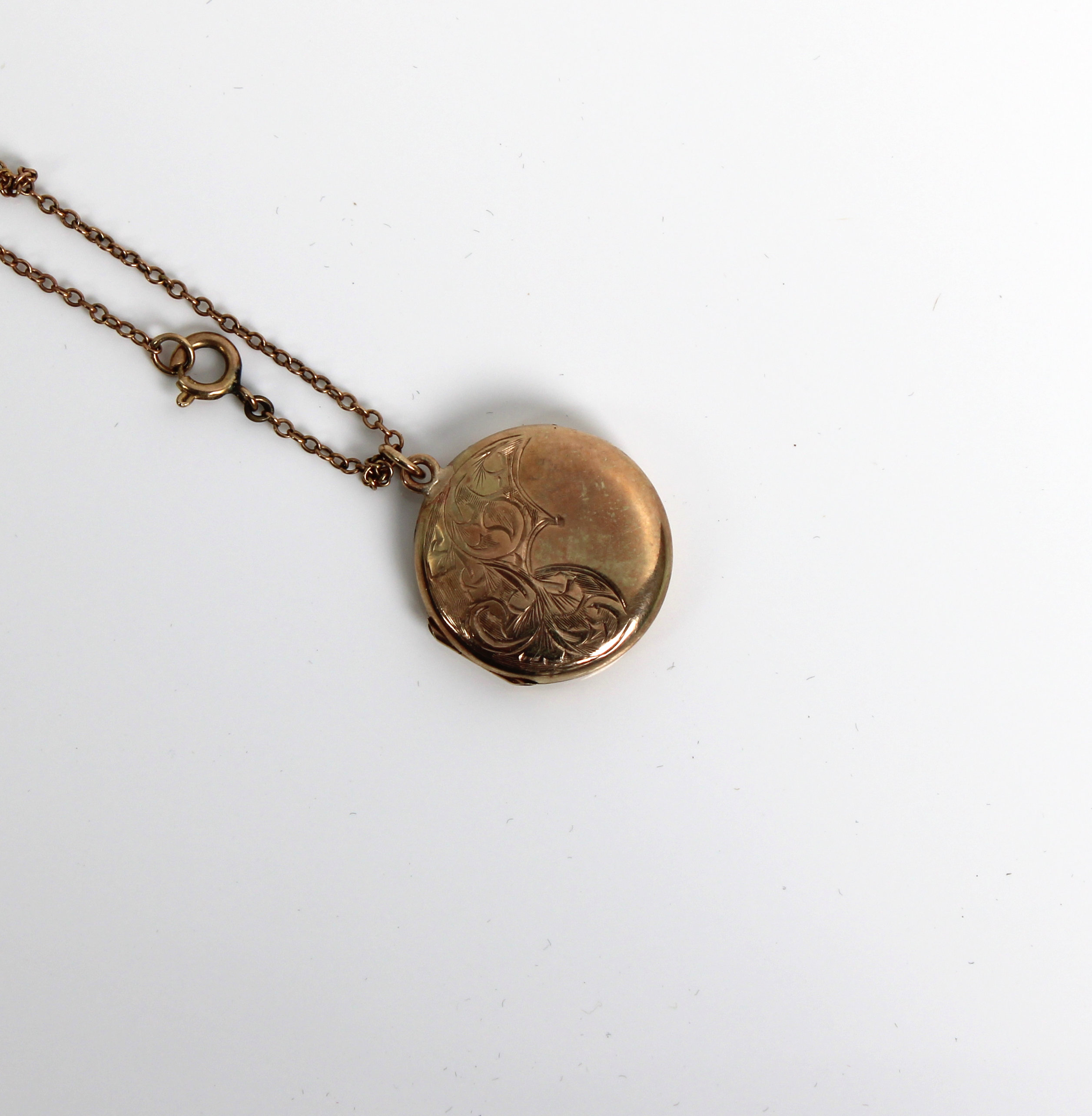 A 9ct yellow gold locket and chain
