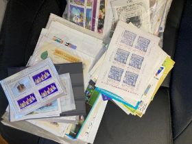 STAMPS : World unmounted mint minisheets, better stamps spotted 100's