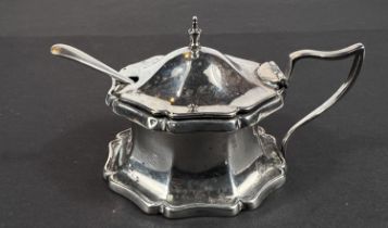 A pair of ornate silver pepper pots and matching mustard pot (liner a/f), Birmingham, 1938, 5oz