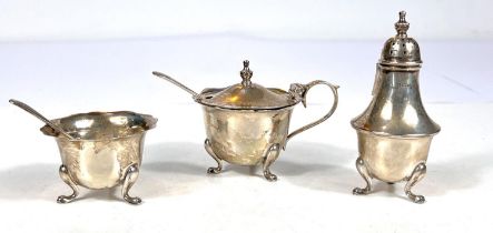 A hallmarked silver cruet:  mustard, salt and pepper, with spoons, Birmingham 1944, 3oz