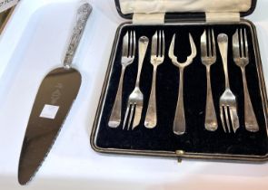 A hallmarked silver set of 6 pastry forks with serving fork, cased, Sheffield 1928, 4oz; a pie slice