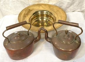 A large shallow brass bowl; 2 19th century copper kettles