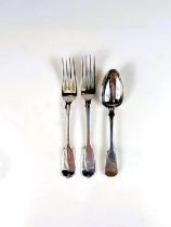 A pair of Georgian dinner forks and a dessert spoon, various dates, 7oz