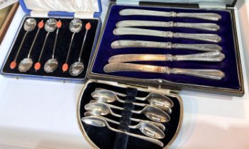 A hallmarked silver set of 6 rat tail teaspoons, cased, Sheffield 1931, 3oz; a set of 6 tea knives