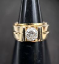 A yellow metal gent's dress ring set with circular brilliant cut diamond (7.25 x 7.23 x 4.45mm